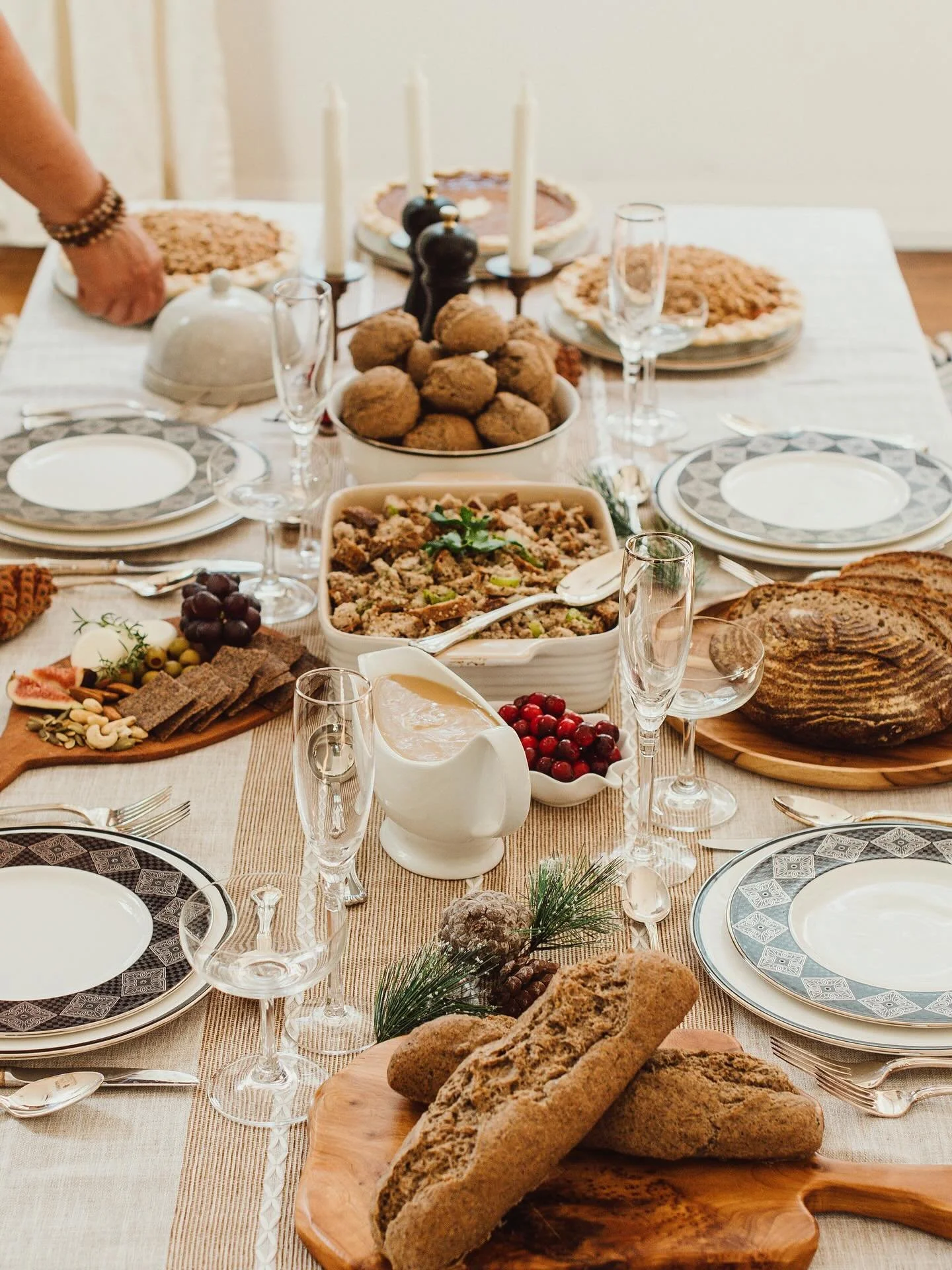 Don&rsquo;t forget to place your Thanksgiving pre-orders online and at the bakery now through November 22 (for shipping) or November 23 (for local pickup)🥧🥖🍂. Visit our website for the full menu!

#thanksgivingmenu #thankful #shopsmall #veganthank