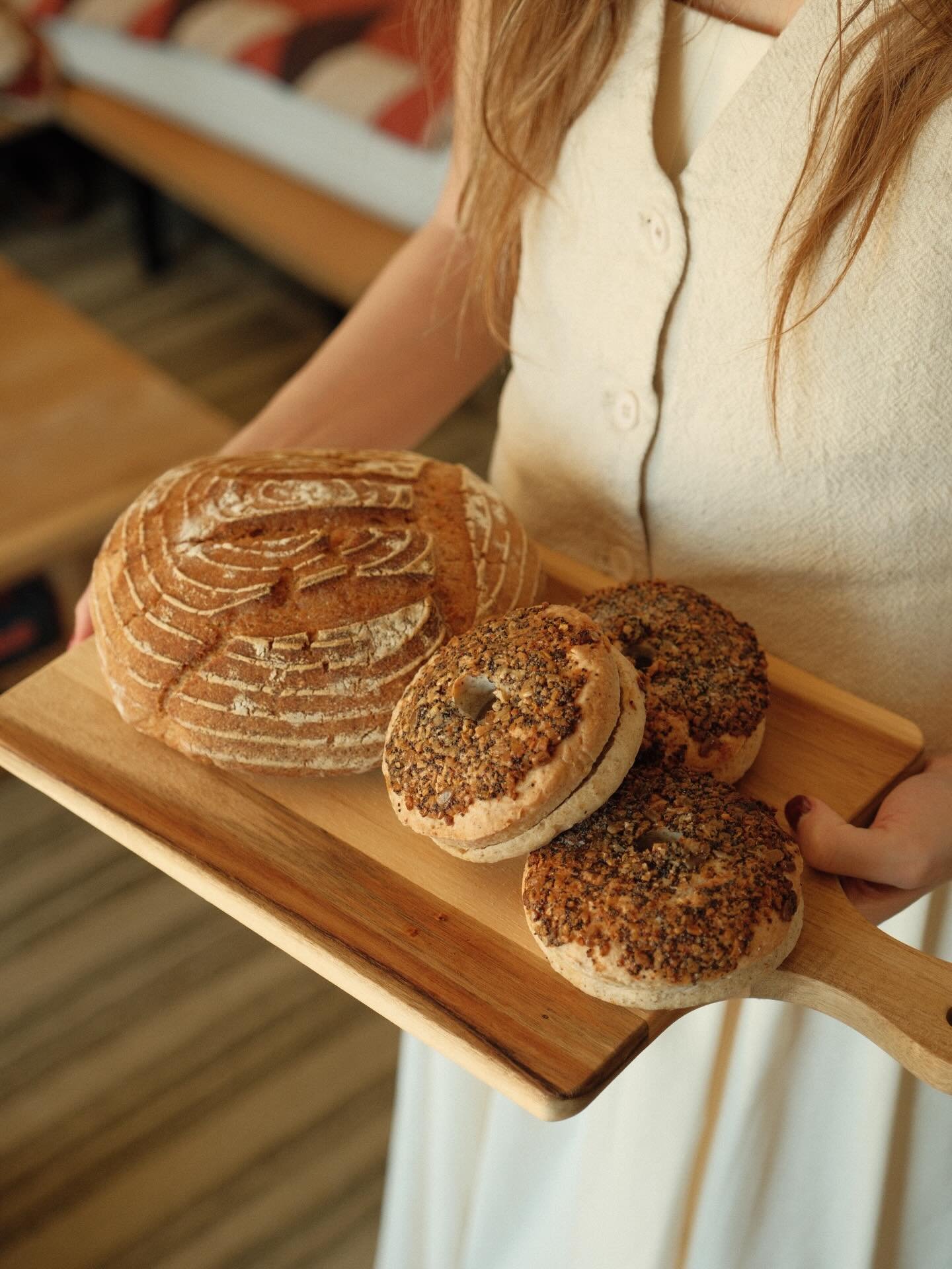 The best part of waking up&hellip; is knowing you have gluten free sourdough and bagels waiting for you in the morning😍😍.

📷 by @kaceemoses 

#glutenfreefood #sourdoughbread #bagelsbagelsbagels
