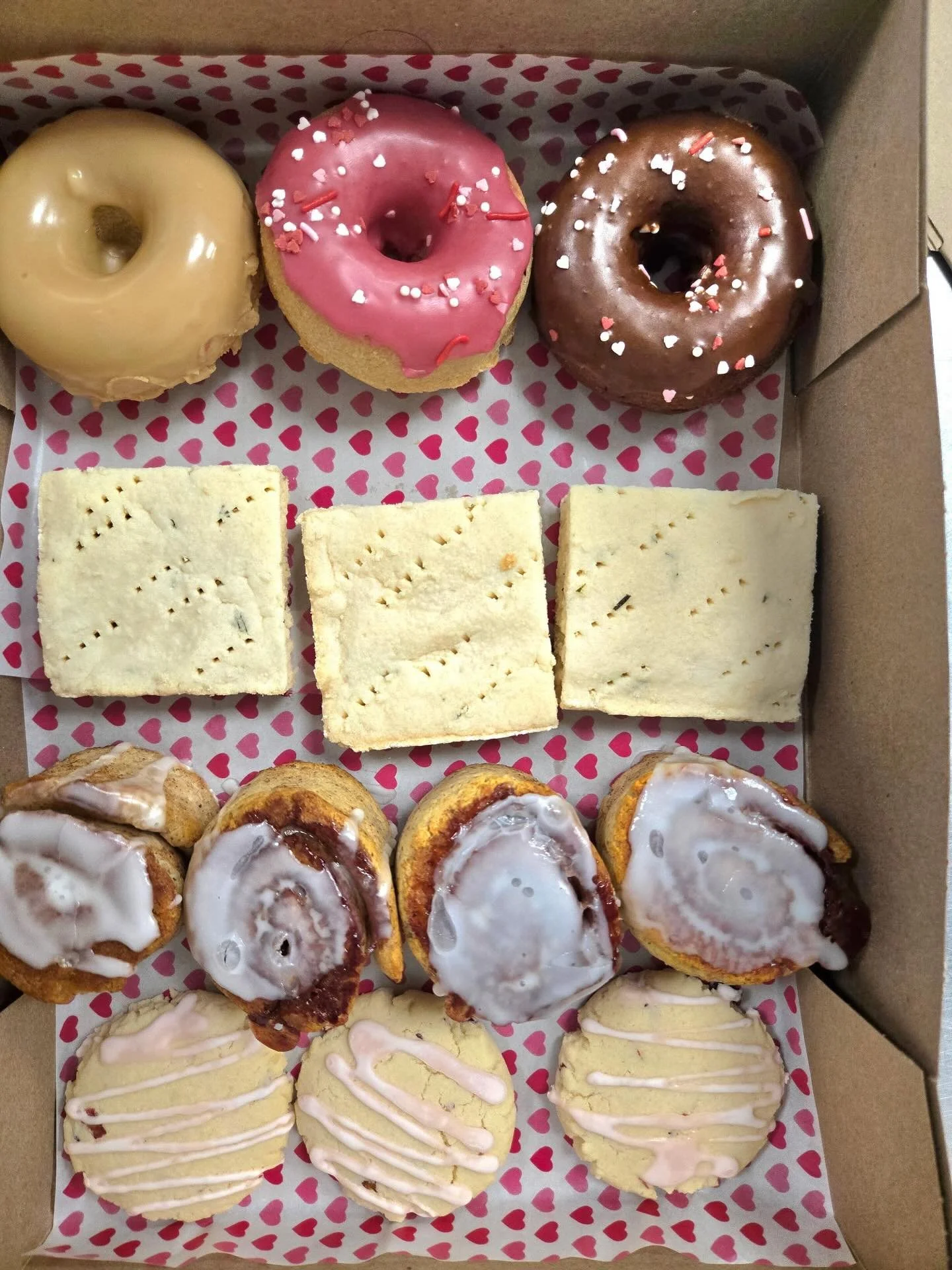 Cute Valentine week treat box💞. Remember to place your Valentine orders online by 2/12 for pickup at our bakery on 2/14! 

#valentinetreats #treatbox #glutenfreevalentinesday