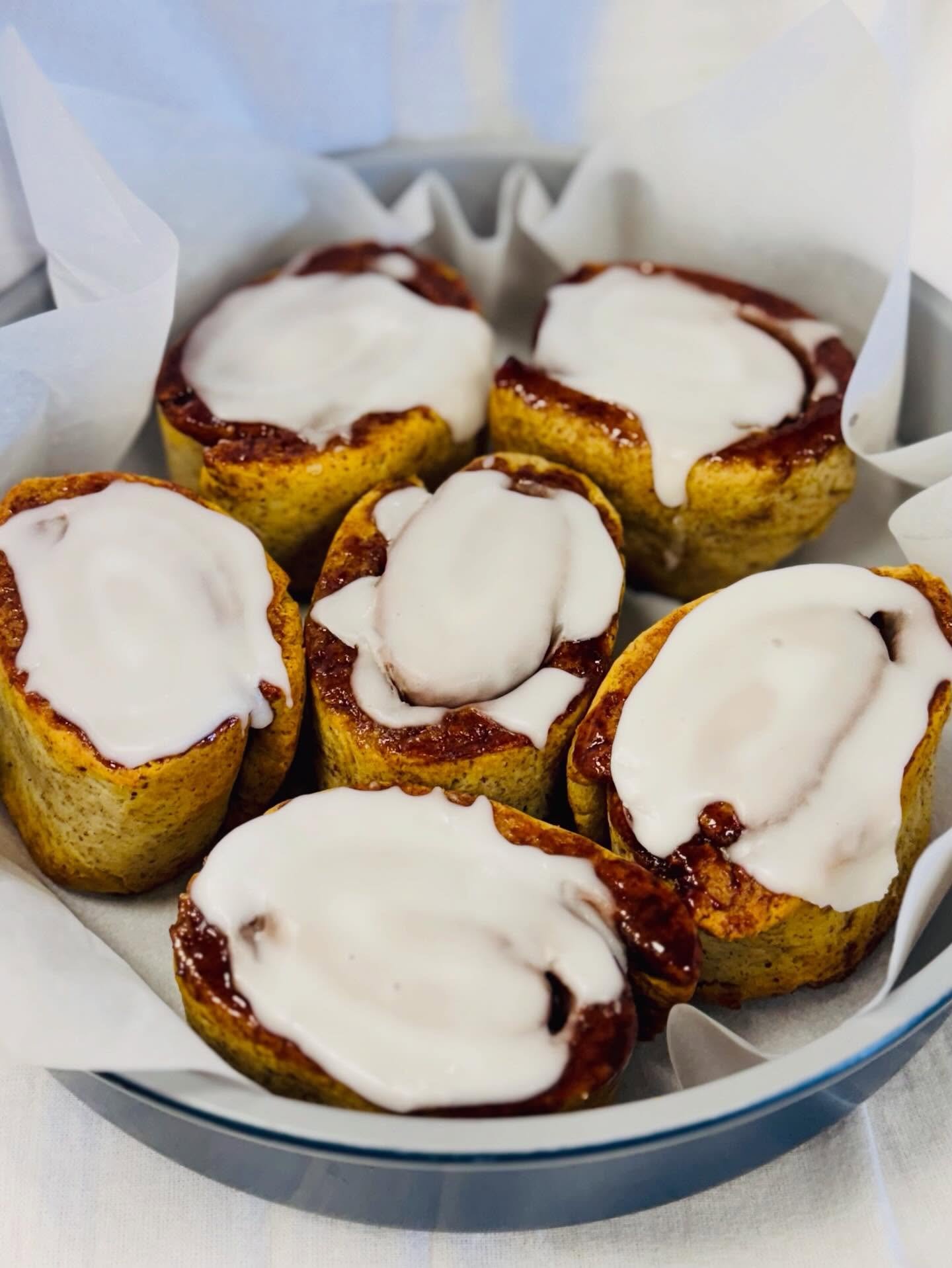 It&rsquo;s a rainy Monday but we are open and we have freshly baked gooey cinnamon rolls ready for you🙌. See you soon!

#cinnamonrolls #glutenfreecinnamonrolls #ooeygooey