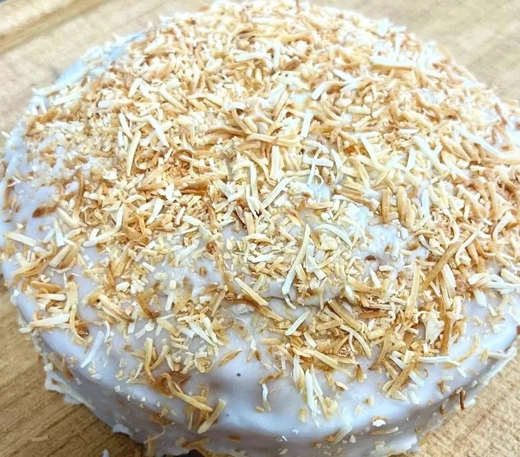 Pineapple Coconut cakes are now available🍍🥥! Baked with chunks of pineapple, sweetened with pineapple juice and topped with a delicious toasted coconut frosting, they&rsquo;re like a pi&ntilde;a colada mocktail in cake form😍. 

#glutenfreecakes #p