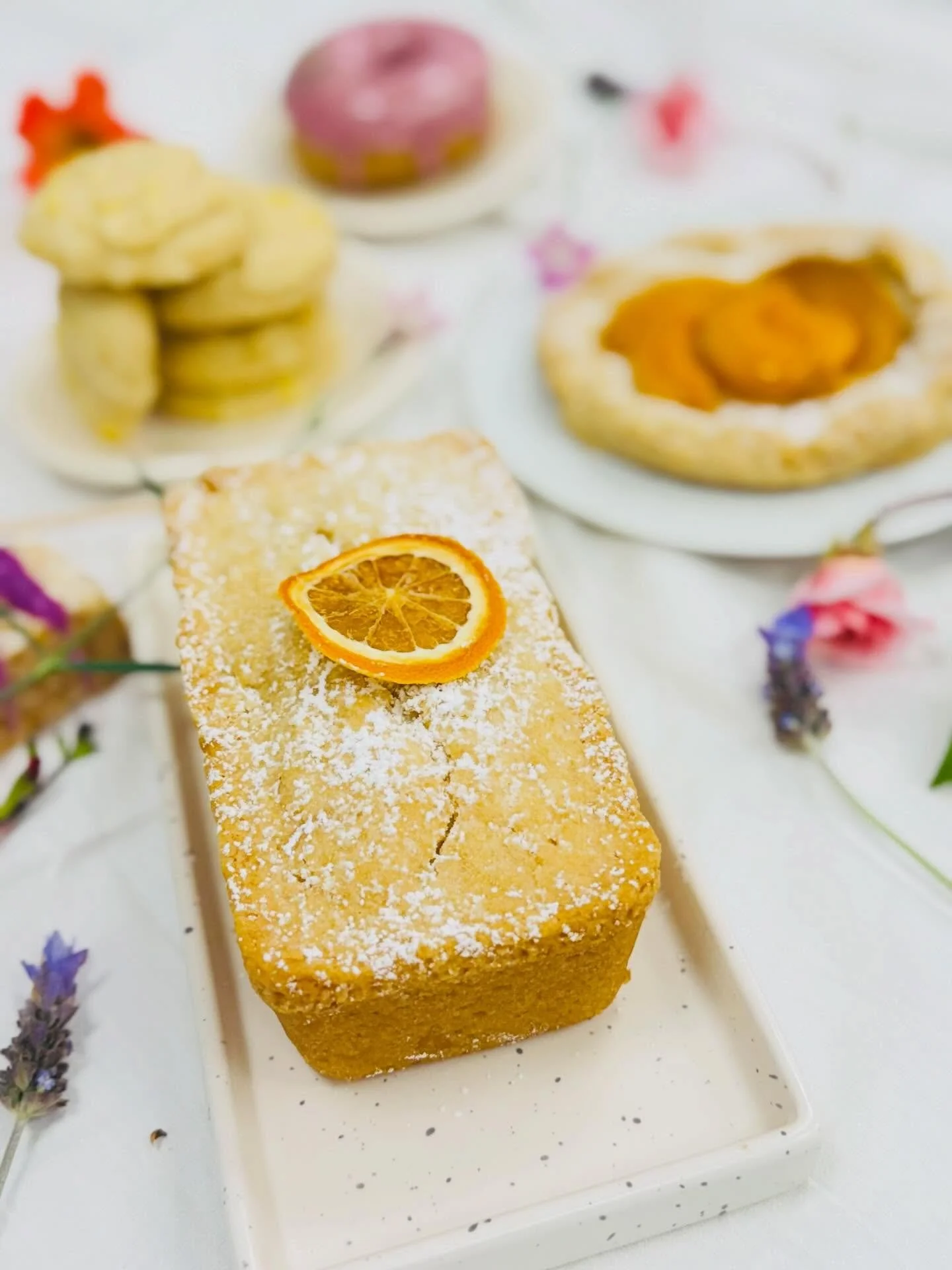 We love our Ojai Pixie tangerines! This month, enjoy them in our olive oil cake🍊. Eat it as is or warm gently, then top with vegan butter and Ojai marmalade (available in the bakery) for an even more decadent treat.

#oliveoilcake #ojaipixies #glute