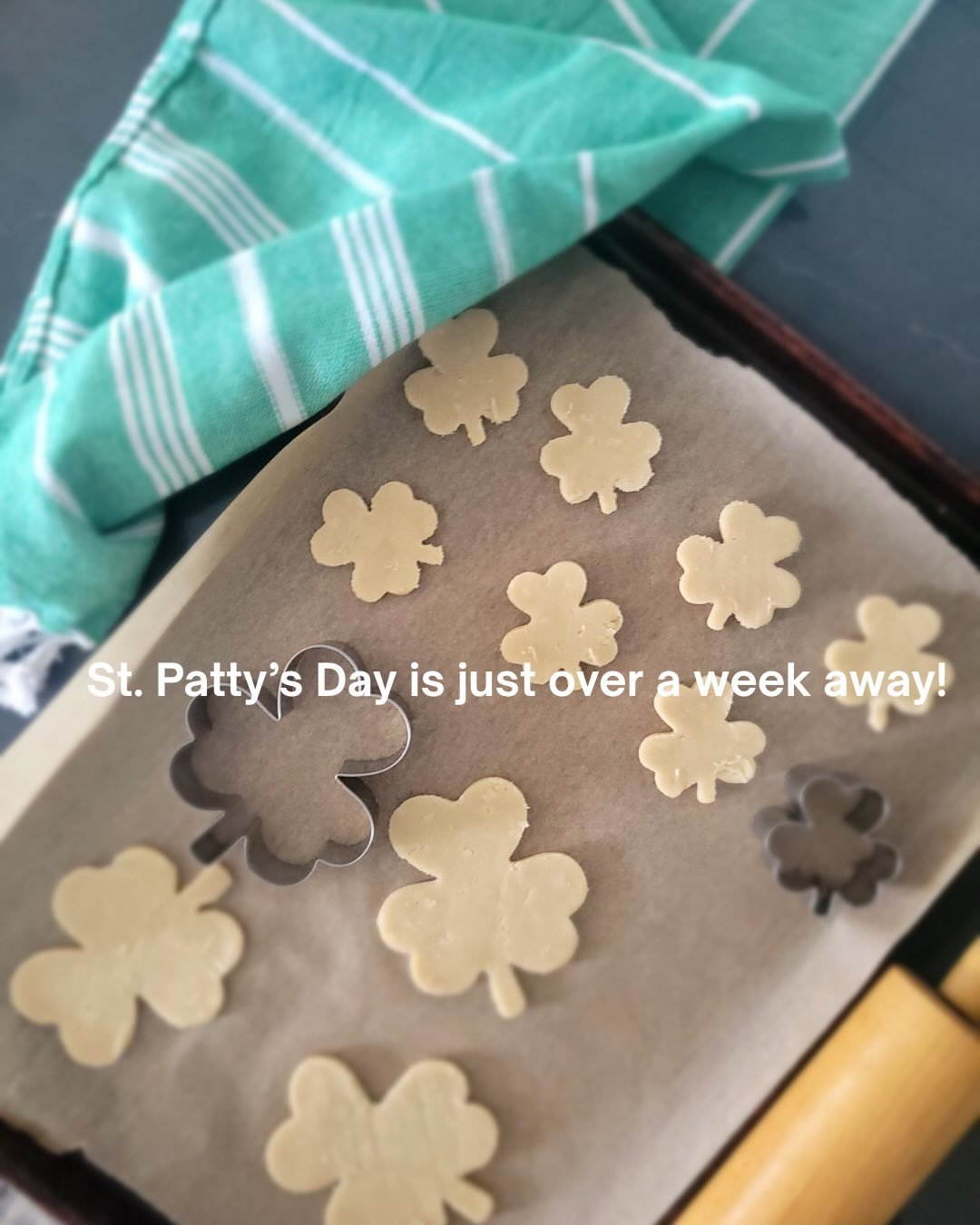 Sugar cookie dough but make it organic, gluten free, nut free and vegan🤗. We also have naturally-colored green frosting and shamrock cookie cutters currently available at the bakery! 

#stpattyscookies #stpatricksday #sugarcookies #cookiedough