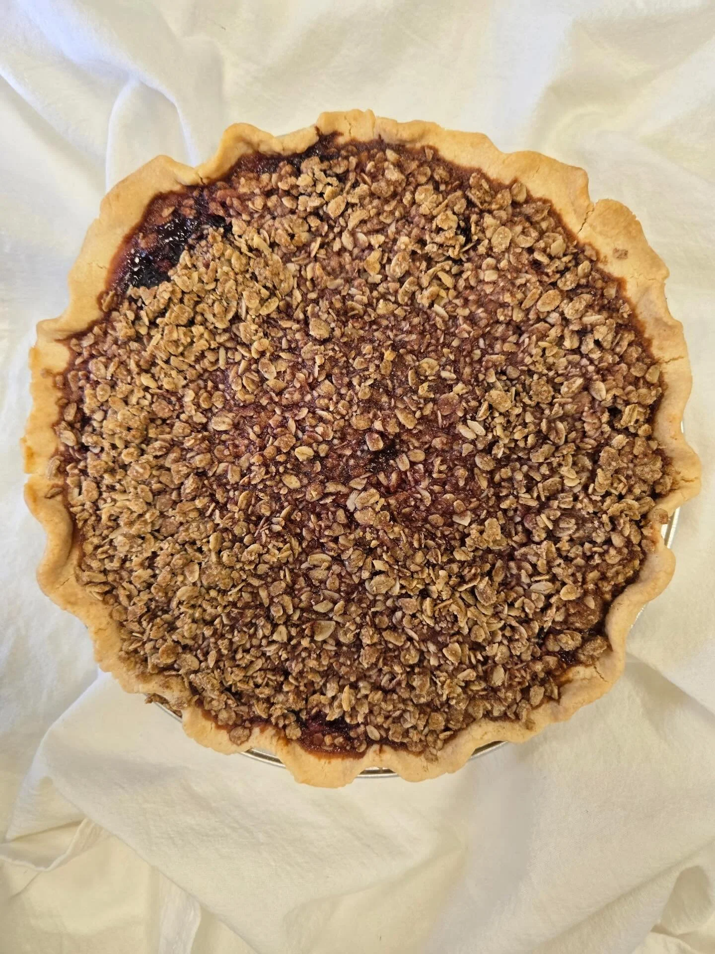 Cherry pie is now on our menu🍒! A perfectly baked buttery, flaky crust, cherry filling and melt-in-your-mouth oat crumble make this pie a crowd pleaser at any gathering.

*Local pickup only.

#cherrypie #springmenu #glutenfreepie #plantbasedeats