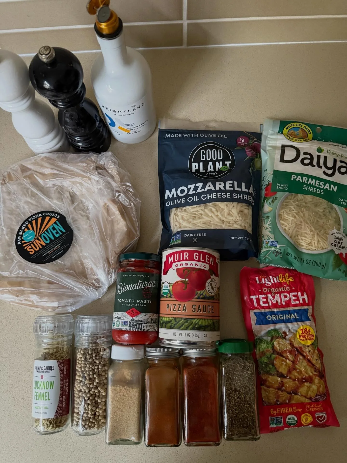 Delicious vegan pizza inspiration from our friend @wholelottanutrition🍕.

Our pizza crusts are available in packs of 5 for shipping across the US or for pickup at our bakery!

#glutenfreepizza #veganpizza #plantbaseddiet