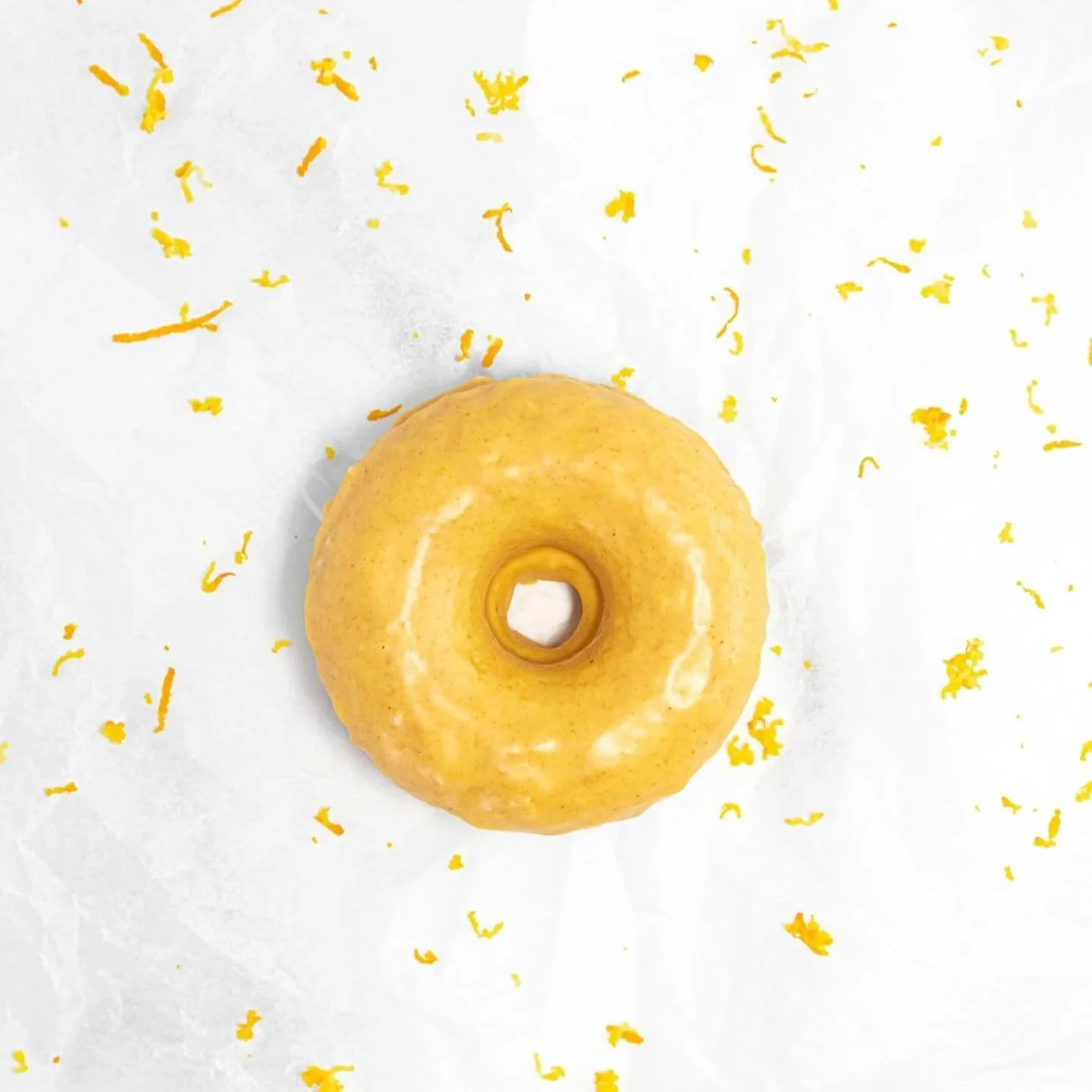 It&rsquo;s officially MAY which means a new seasonal doughnut is here! All month long, enjoy our Ojai Orange doughnut🍊. It&rsquo;s bright, vibrant and delicious! 

#ojaipixies #seasonalproduce #glutenfreedoughnuts