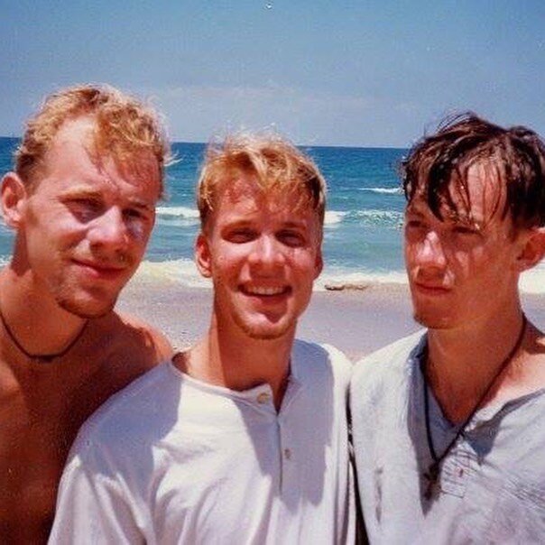Happy Father&rsquo;s Day to all the dads out there!💚 Can you figure out which guy is Toby in this picture? 🤔 Seems like he might be telling the truth about him and Brad Pitt...