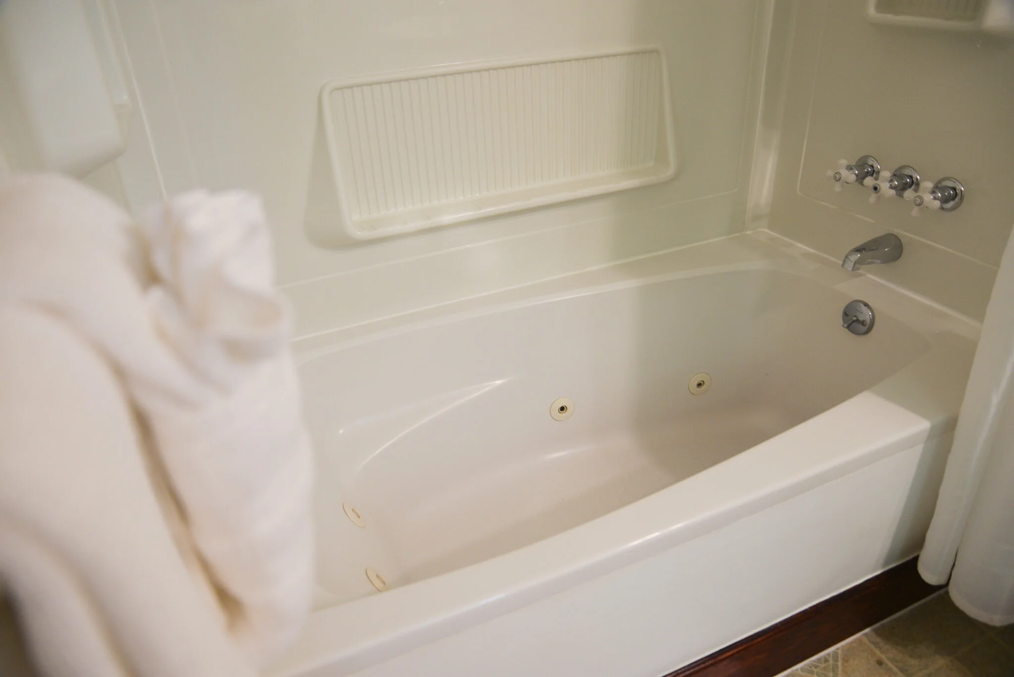 Each room is equipped with a Jacuzzi tub.