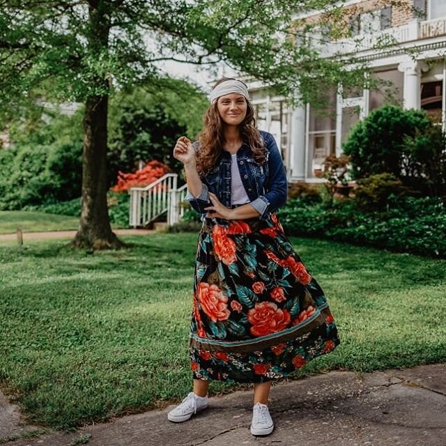 ☆NOW BOOKING 2021 SENIORS☆
message me for more info about My Senior Rep Program I am launching this Year!!
btw Seriously love this cute neighborhood girl vibe of this shoot. Definetly going to try out more shoots like this in 2020!