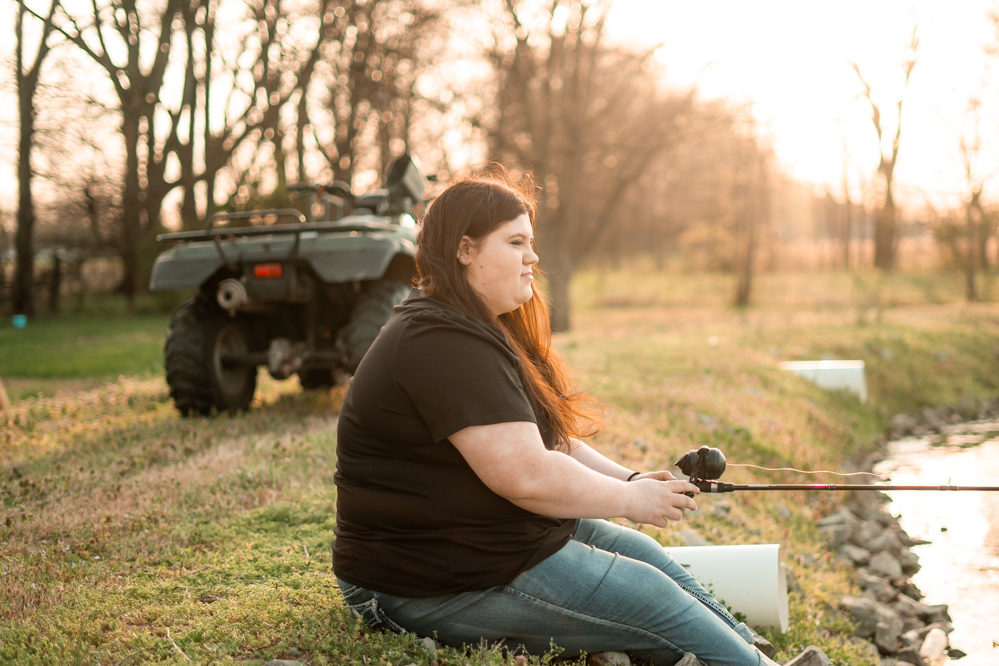  East Prairie Senior Portrait Session. Senior Photographer near Cape Girardeau Missouri. Golden Hour session with pond. Hobbies including four wheelers, fishing and drawing. Senior Session in Nature. Plus Sized Senior Portrait ideas. Poses for plus s