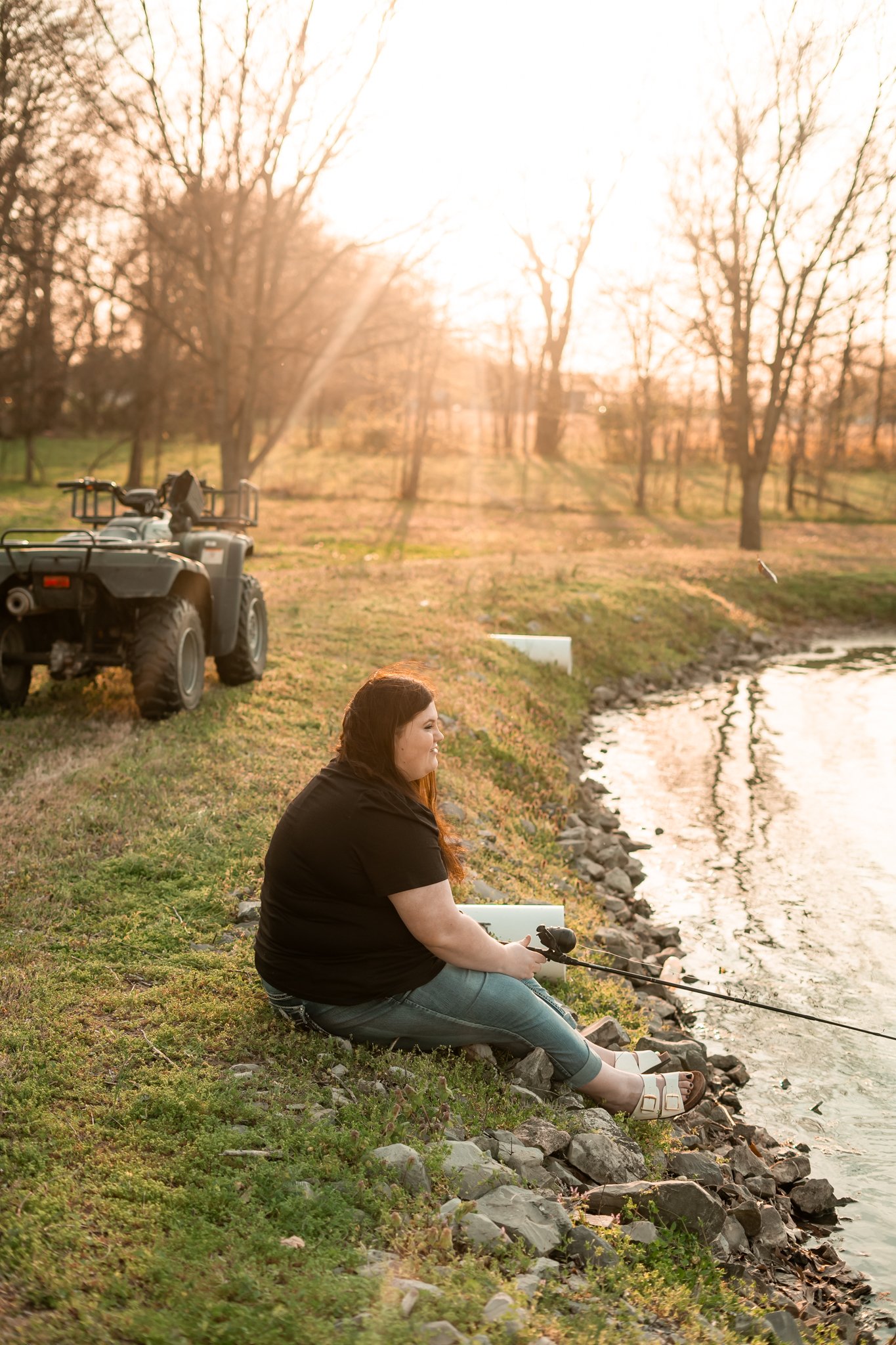  East Prairie Senior Portrait Session. Senior Photographer near Cape Girardeau Missouri. Golden Hour session with pond. Hobbies including four wheelers, fishing and drawing. Senior Session in Nature. Plus Sized Senior Portrait ideas. Poses for plus s
