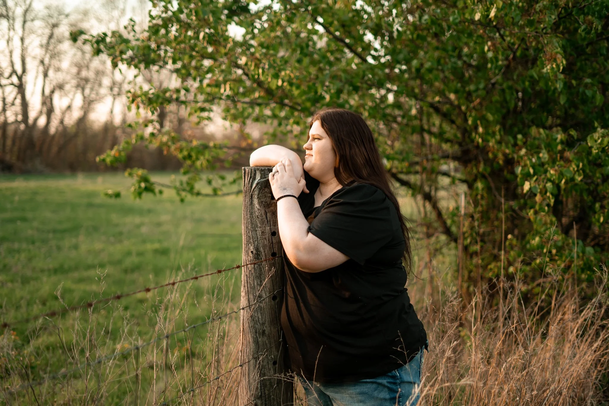  East Prairie Senior Portrait Session. Senior Photographer near Cape Girardeau Missouri. Golden Hour session with pond. Hobbies including four wheelers, fishing and drawing. Senior Session in Nature. Plus Sized Senior Portrait ideas. Poses for plus s