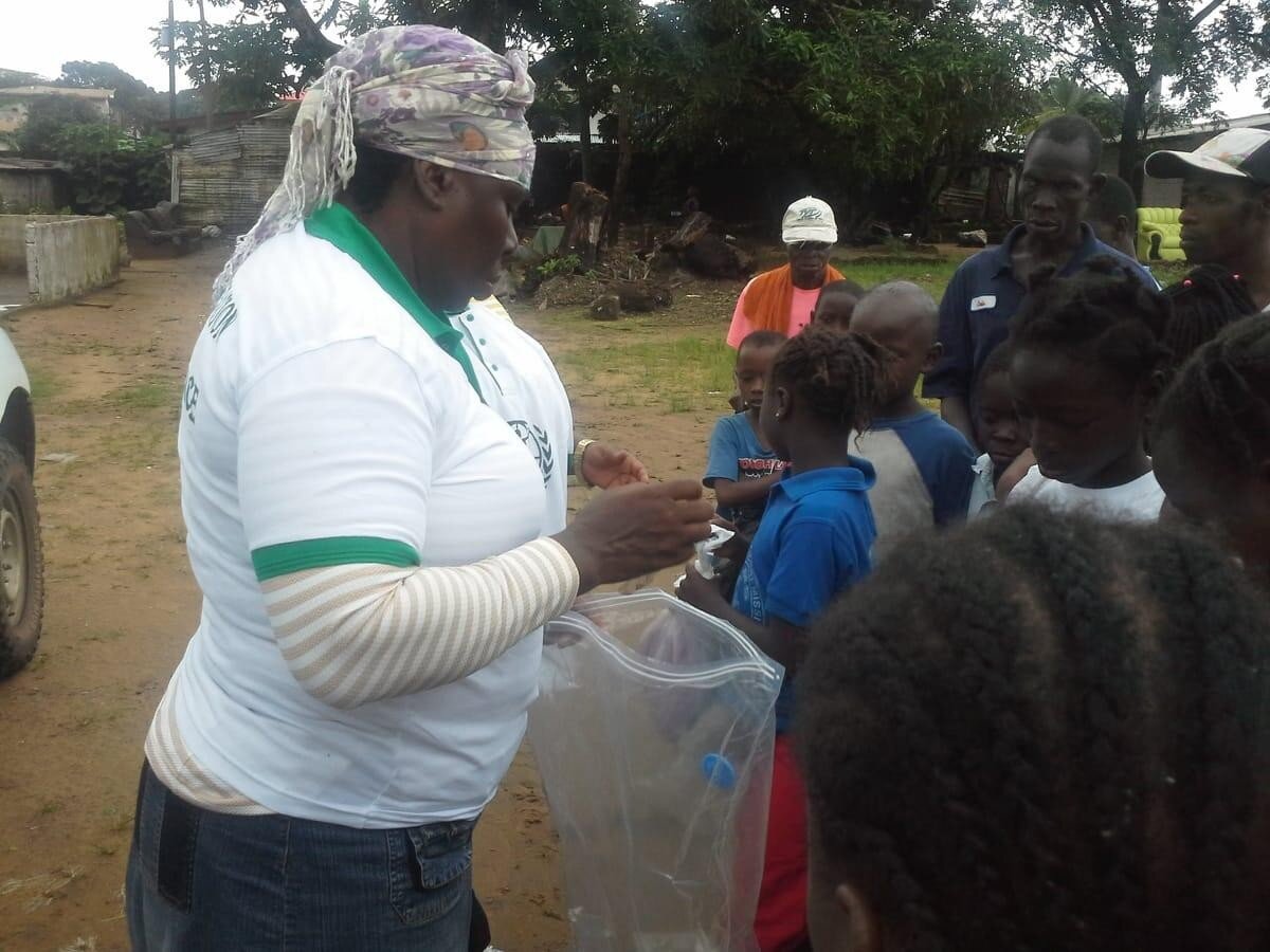 WFWP Liberia member distributes gifts