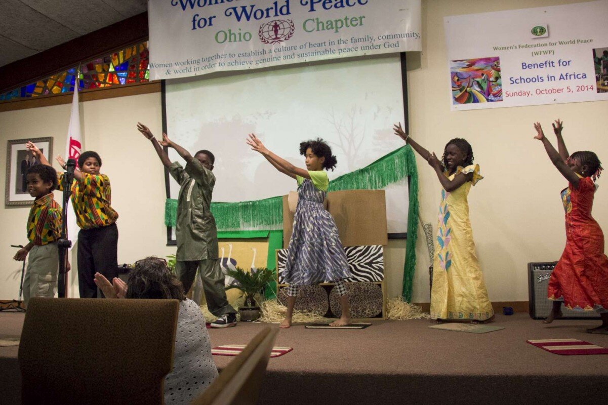 jwsigpro_cache_77c726b687_oh_african_dancers_-_left_to_right_2_children_of_stella_fatue_son_daughter_of_phillipine_member_fatue_2_daughters-1600.jpg