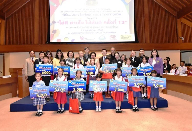 Present+Award+to+All+Winner+in+Color+My+Heart+with+Peace+Project+at+UN+Bangkok.jpg