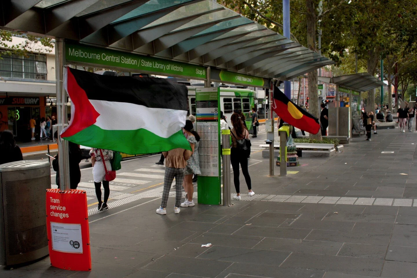 Last weekend, comrades from CUDL and the ACP, gathered on the steps of the Victorian State Library, with other militant workers organisations, to rally for the rights of workers as the global health pandemic drags on with the following demands:

1. A