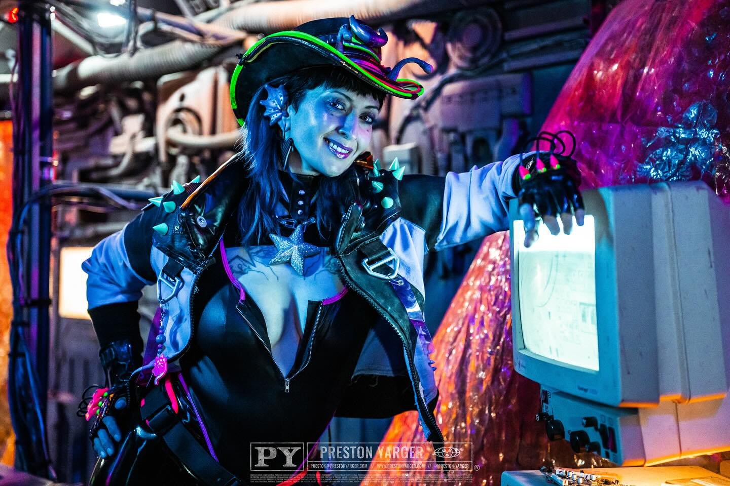 Anyone know what the spittoon policy is at the @asteroidinn ? Can we bring our own? If not I hope their metal buckets are loud enough to get a good *whuah-TING!* sound.
.
#scifi #cyberpunk #neotropolis2025 #cyberpunk2077 #cyberjapan #cyberpunk_cities