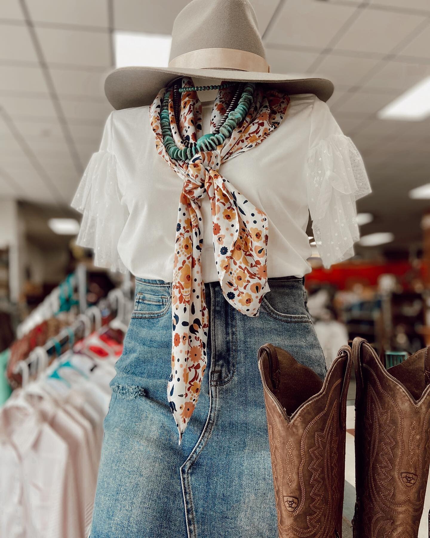 We just got this top in just in time for Easter Weekend and we are loving all the details 💛
