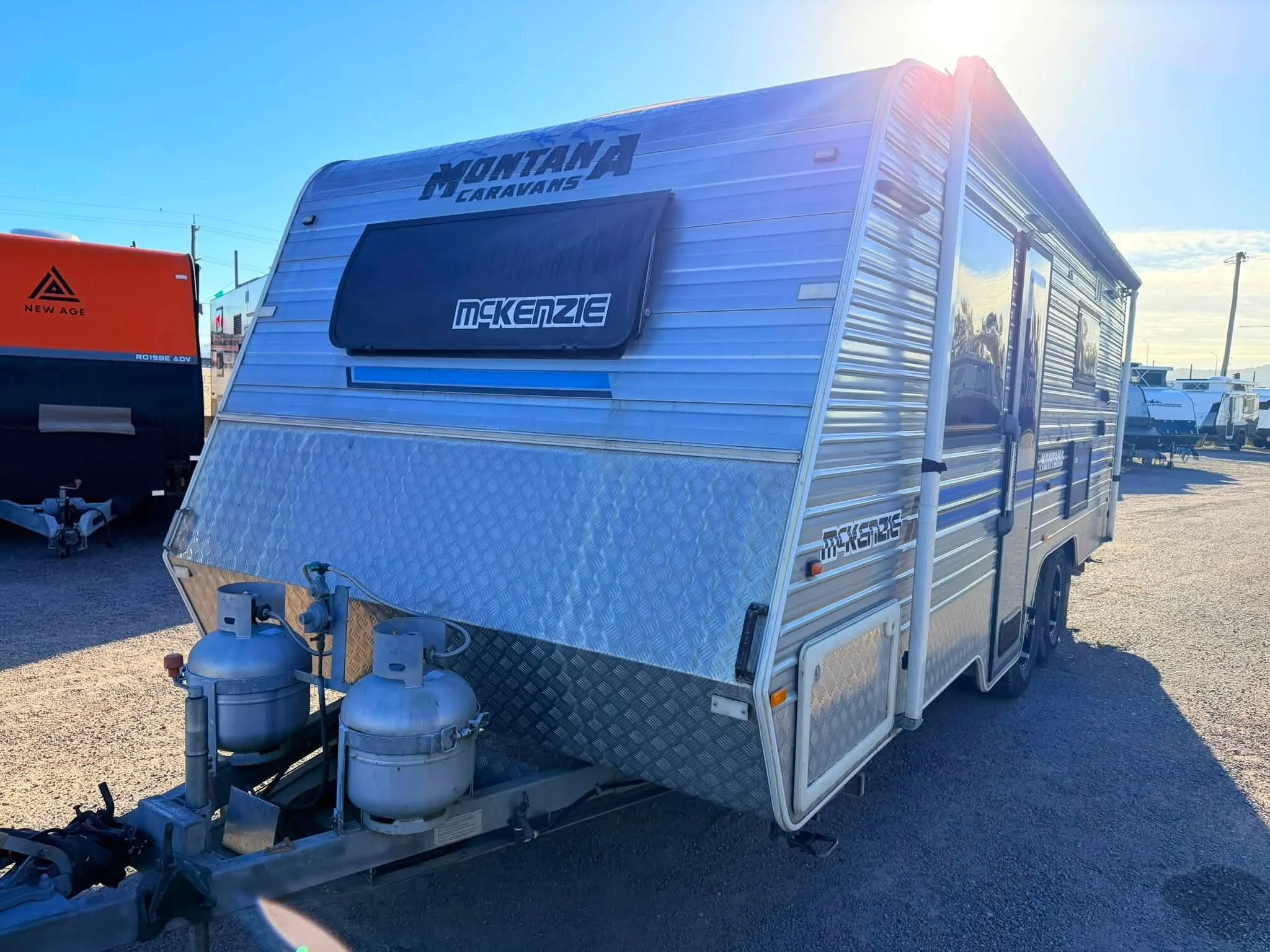 Stock #30 2017 MONTANA McKENZIE 21’ – SEMI OFF-ROAD