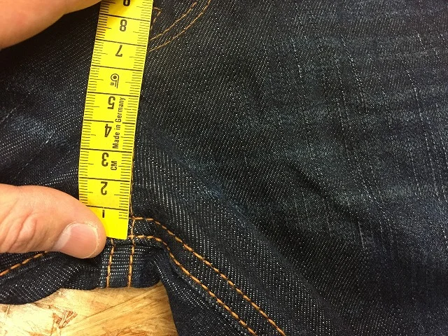 ③-1 股上の測定開始位置。前側の股のステッチがクロスしている箇所から計測。