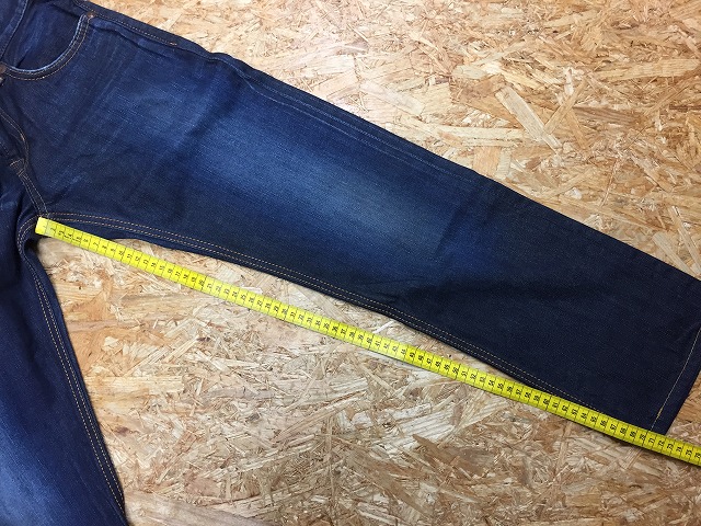 ④-2 股下の測定位置その2。前側の裾端までを計測(※注:内側のステッチには沿わせないで計測しております)。