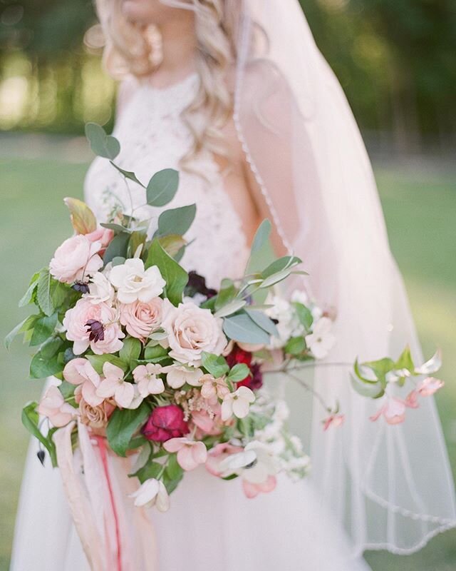 The perfect garden bouquet by @floralista 💕
.
#bouquet #weddingflowers #vancouverweddingphotographer