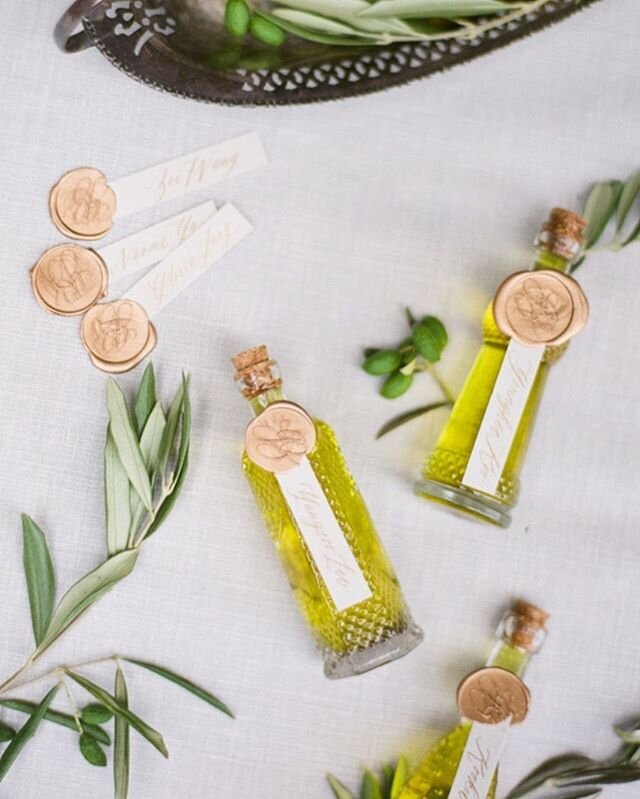 I love useable gift favours... but these ones by @myrtleetolive are almost too cute to use! .
#weddinginspo #oliveoilgift #vancouverwedding #vancouverweddingphotographer #fineartweddingphotography #vancouverfilmphotographer #italyinspiredwedding #hyc