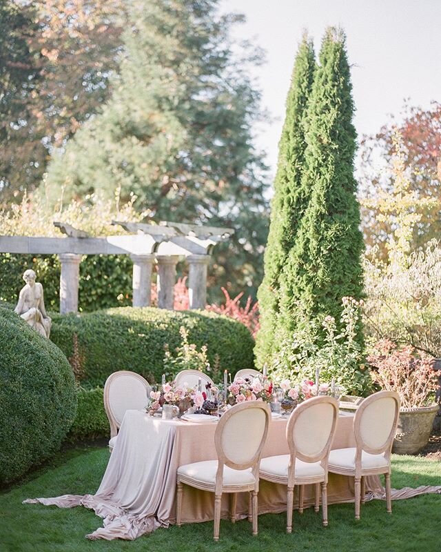 Small weddings can be very beautiful, case and point👆🏻
.
Styling &amp; flowers  @myrtleetolive 
Seen in Real Wedding Magazine
.
#hycroftwedding #hycroft #elopement #fineartwedding #vancouverwedding #vancouverelopement #vancouverphotographer