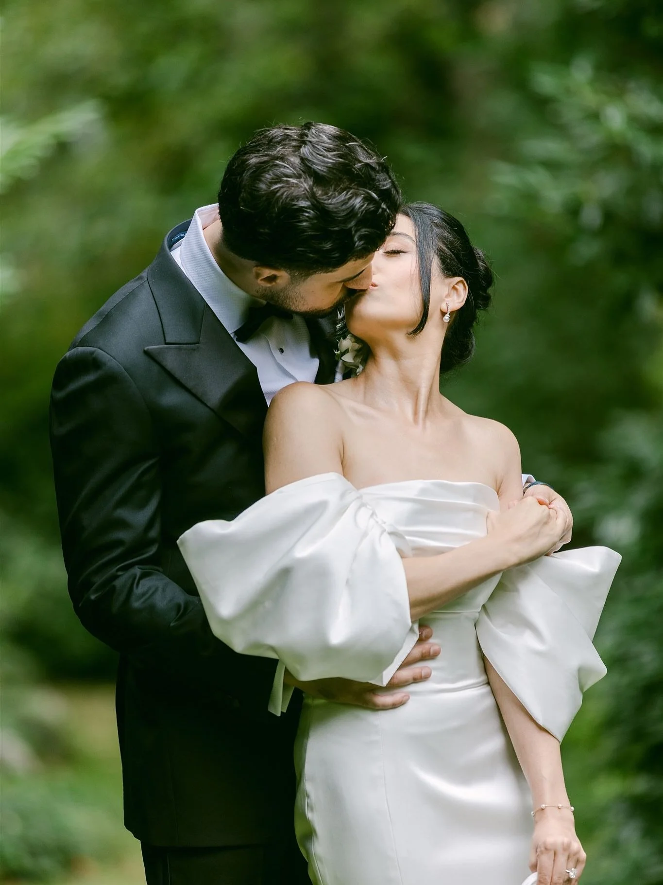 Our last black &amp; white vs. colour battle was so much fun with so many participating, I want to do round #2!! 

This time I have a gorgeous photo @blushwed_vanessa on our team took.  This is a tough one, I&rsquo;m going to switch teams and go for 