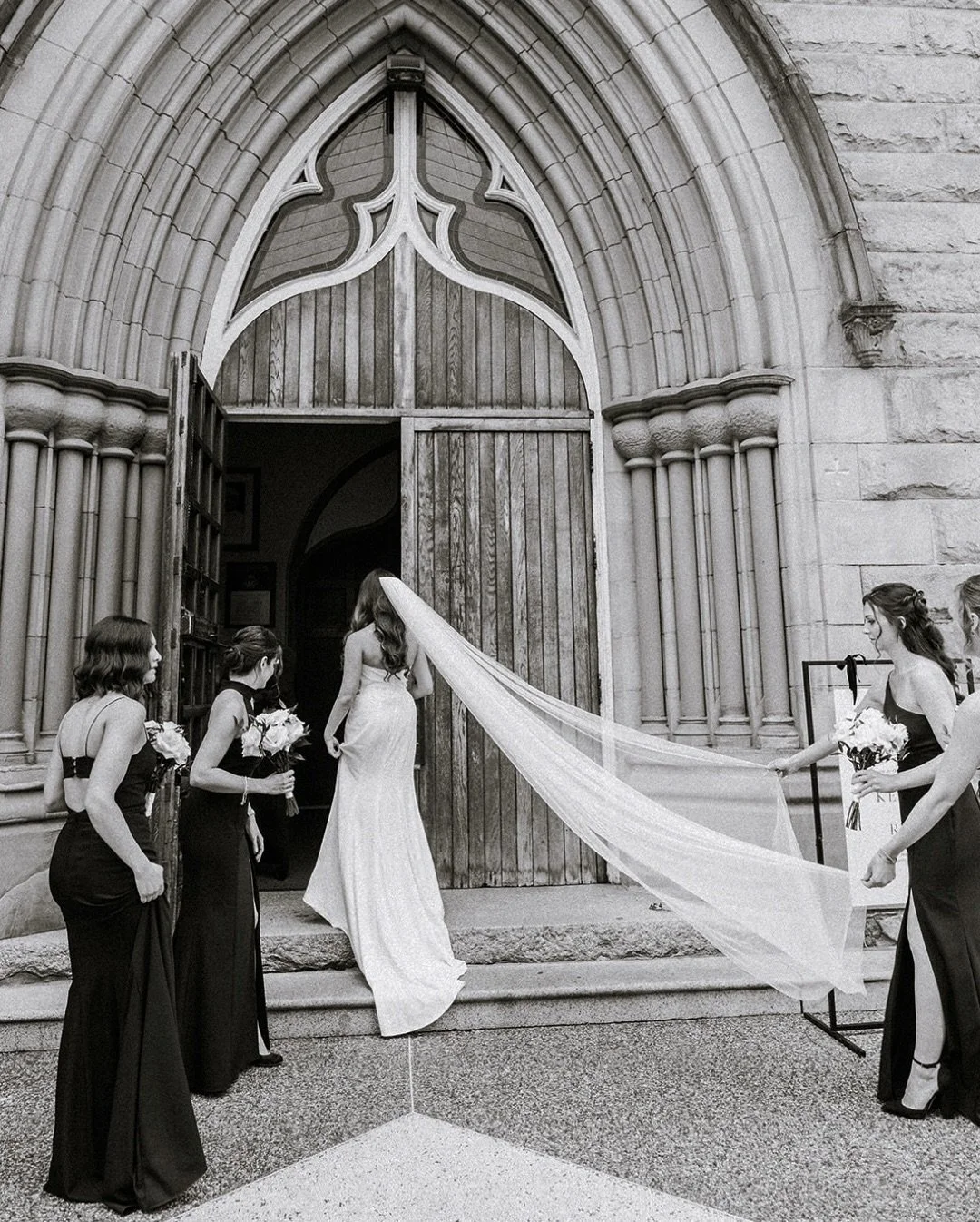 We had 4 orders for albums THIS Week! I just finish designing @kkendal downtown chic wedding album. 

I love looking back at all the weddings and LOVE even more knowing that the photos &amp; memories will be enjoyed, instead of die on a hardrive some