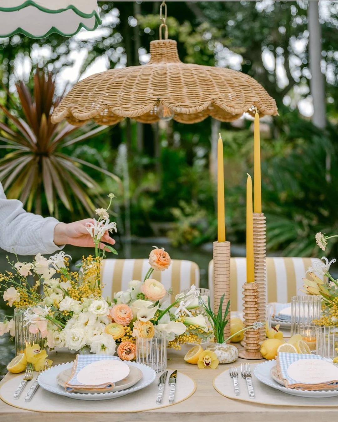 Some sunny tropical inspiration on this rainy Vancouver day by the talented @kalebnormanjames 💛🍋

Design &amp; Floral: @kalebnormanjames
Rentals: @adorefolklore &amp; @catalogatelier
Stationery: @laurenredmandesignco
Styling Mats: @oliveandoakmat
H