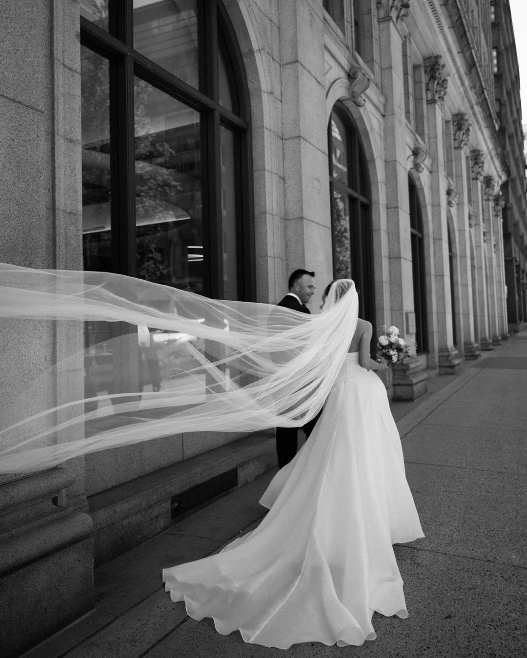 Melanie &amp; Gusta&rsquo;s beautiful urban rooftop wedding 🤍🖤

Hair &amp; Makeup @sonialealserafim 
Venue @fairmontwaterfrontweddings @panpacificvancouver