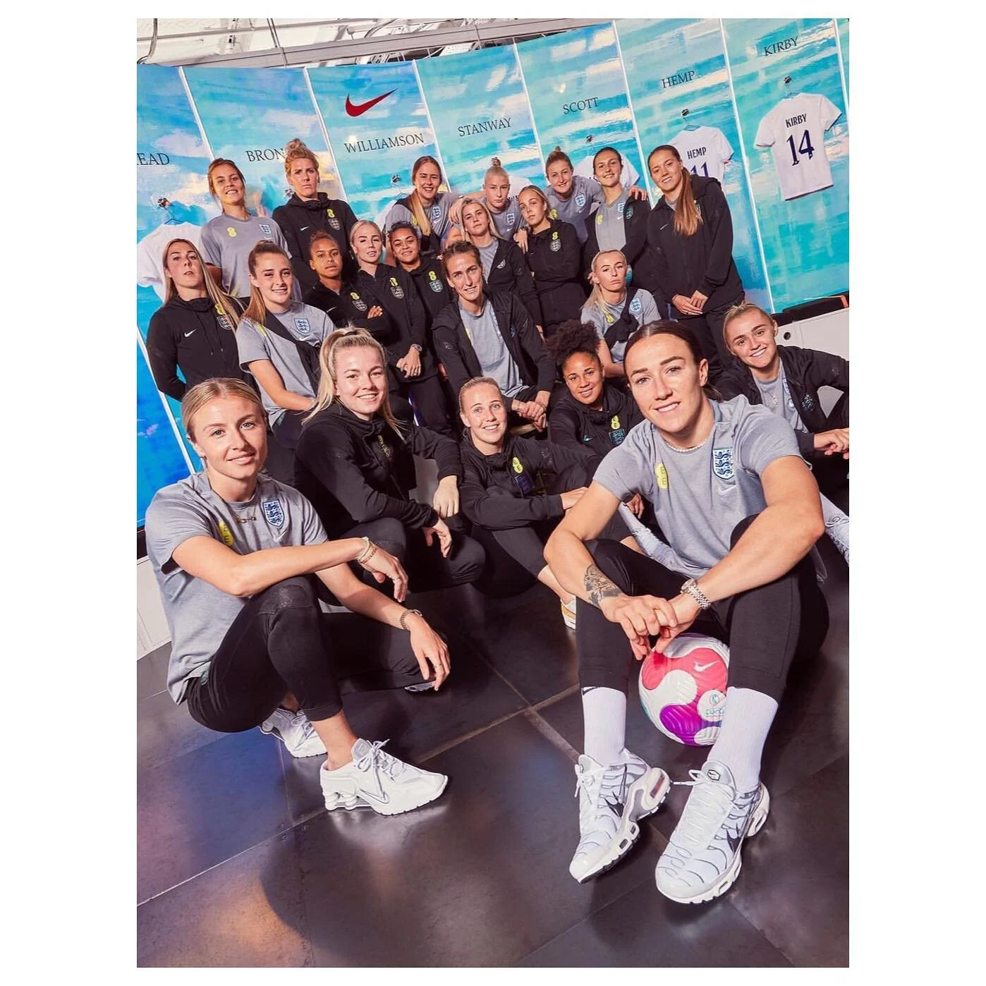 New art direction work with the team at @thisis_xyz. 
@nikelondon Lionesses send off at Nike Town London. 

A house party on home turf.
Awesome to be part of. 🏴󠁧󠁢󠁥󠁮󠁧󠁿

📸 Lionesses

#eventdesign #lionesses #nikelondon #womensfootball #football