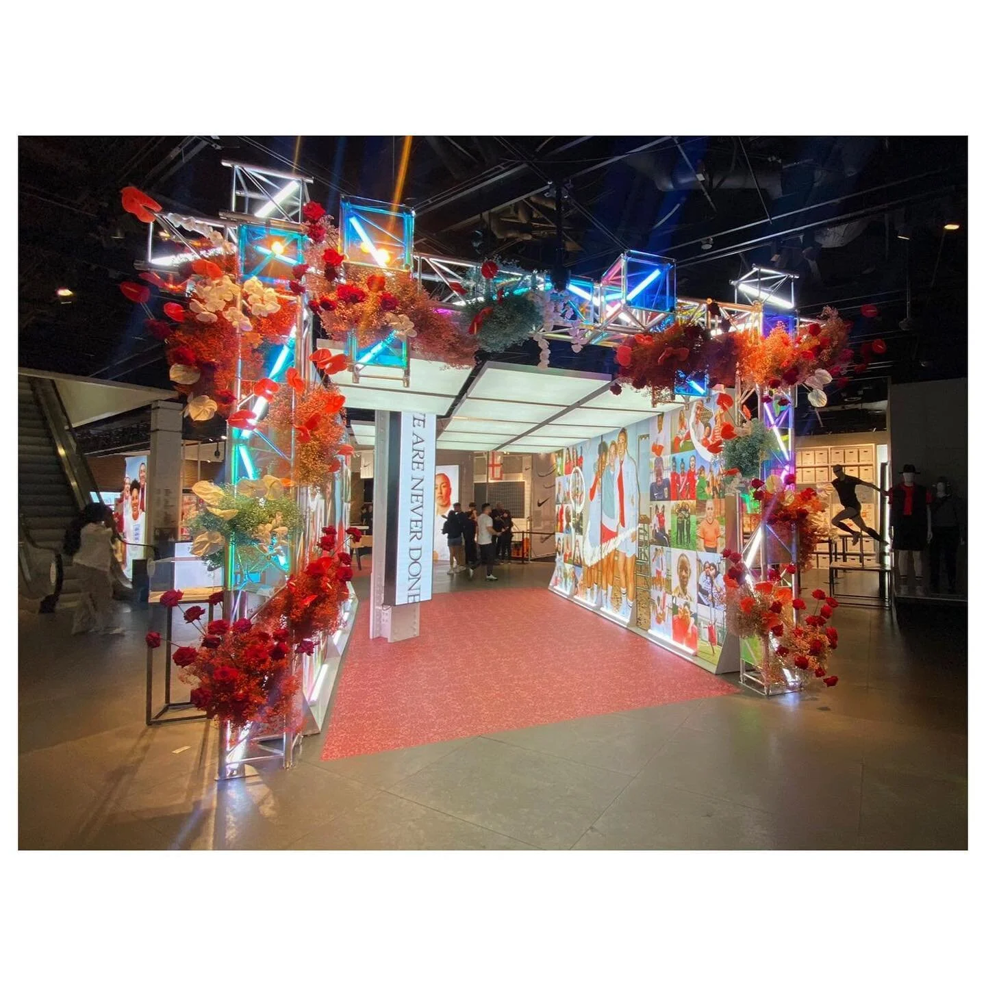 New art direction work with the team at @thisis_xyz. 
@nikelondon Lionesses send off at Nike Town London. 

Florals by the awesome @halcyonhalcyonltd 🌹

#iridescent #eventdesign #lionesses #nikelondon #womensfootball #football #itscominghome #setdes