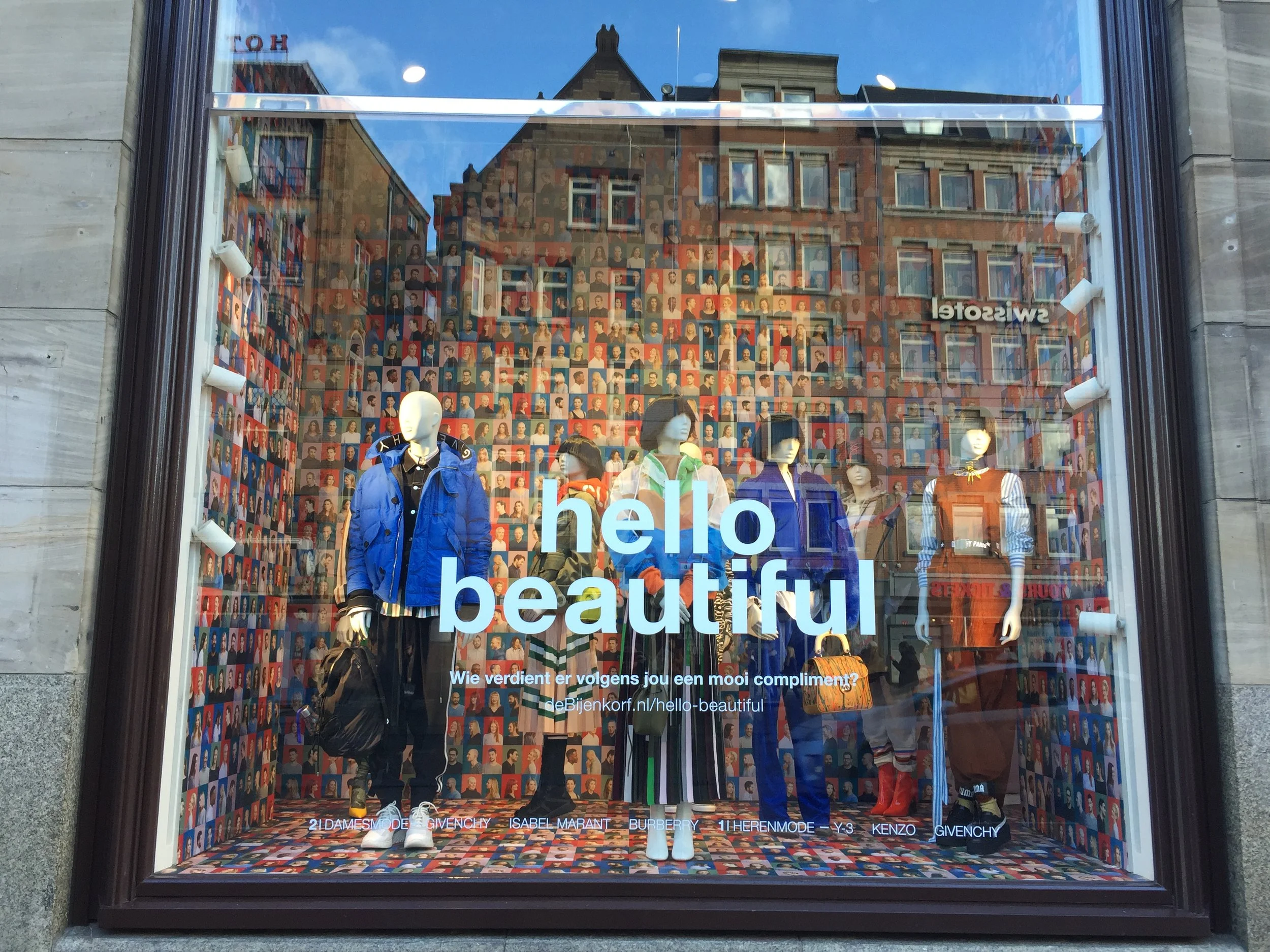  Niet alleen tijdens de kerstperiode moeten de etalages prachtig zijn in de Bijenkorf maar het hele jaar door. In januari gingen we na de kerst gelijk aan de slag met een nieuwe storytelling.    Hello beautiful was de titel van deze periode. De ‘gewo