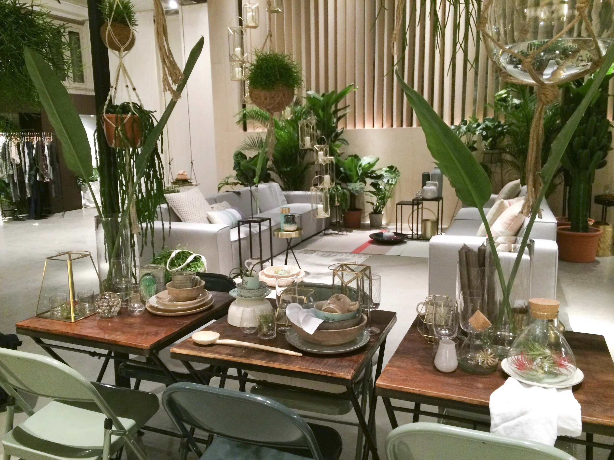  Bij mijn stage op het hoofdkantoor van Sissy-Boy was ik dagelijks bezig met de uitstraling van de winkels. Ik werkte op de afdeling visual merchandising naast de manager en hielp hem in al zijn werkzaamheden.   Zo bedacht ik de etalages, kocht het m