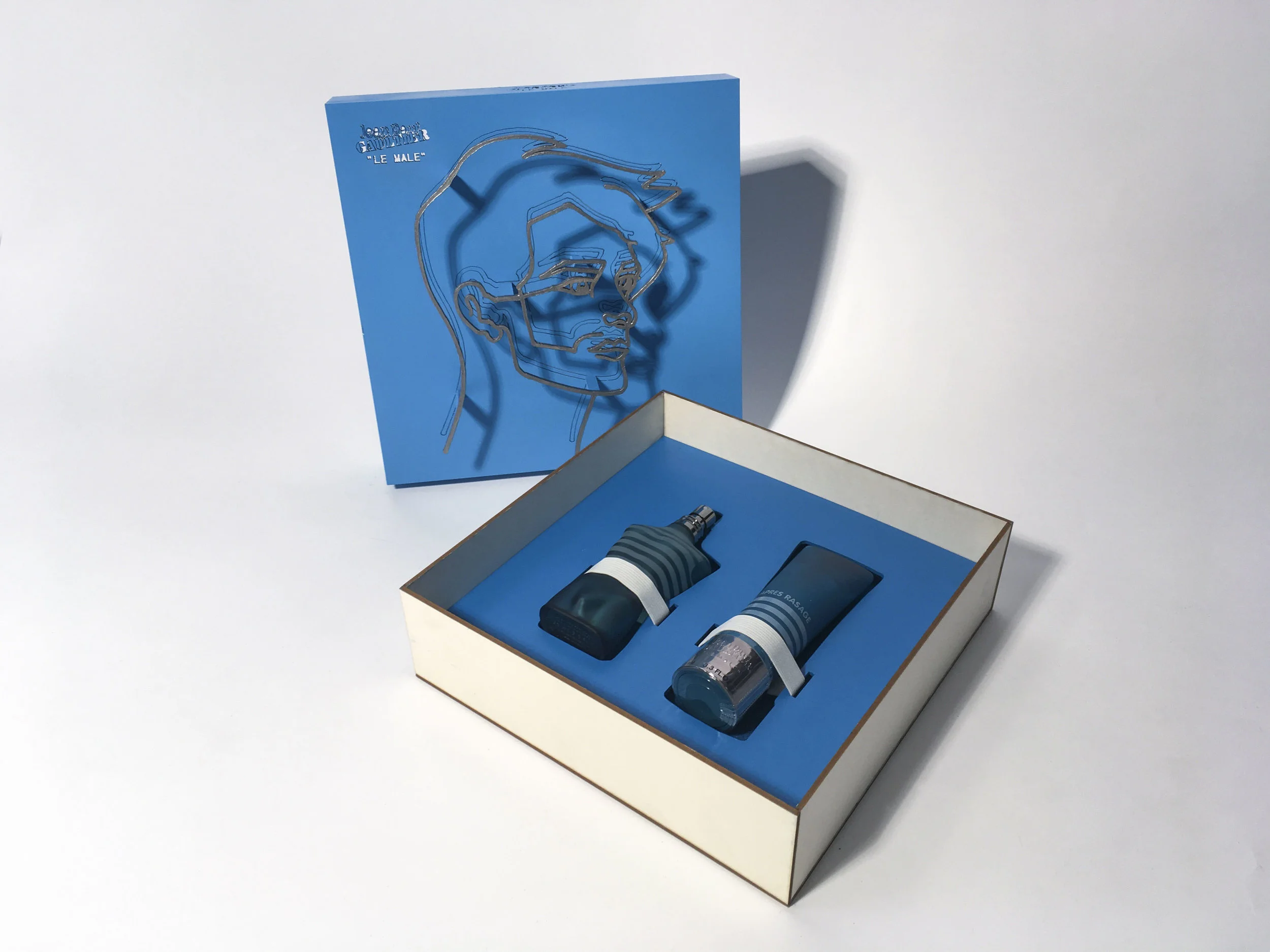  “Le Male” van Jean Paul Gaultier is een herengeur die bekend staat om zijn torso als flacon. In eerdere presentaties van de geur wordt er veel gewerkt met het mannelijke lichaam zoals de vormen van de flacon.   Om de geur meer aan te laten spreken b