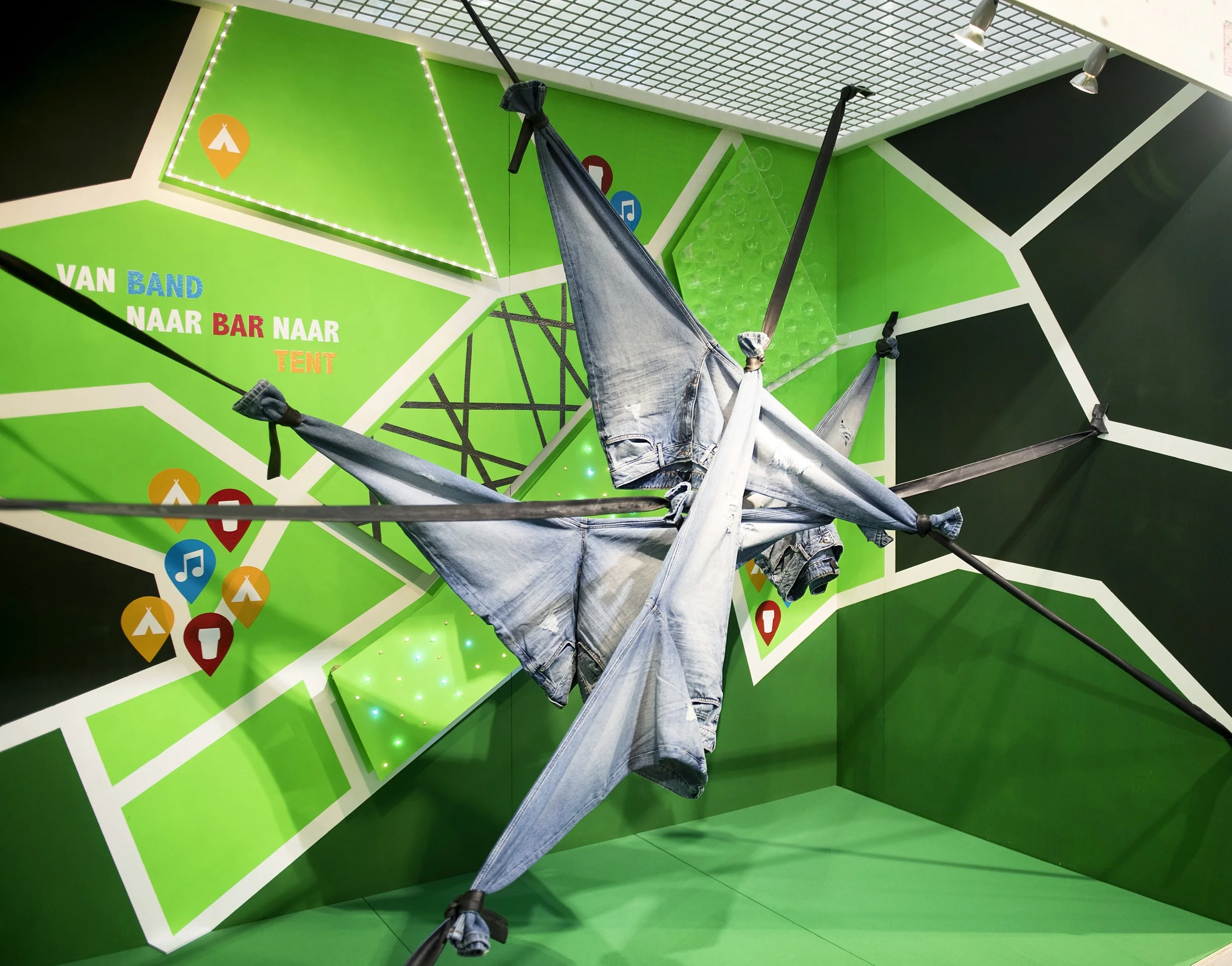  In het vakgebied etaleren heb ik mee gedaan aan nationale en internationale wedstrijden, deze wedstrijden worden Skills genoemd. Via de opleiding ruimtelijk vormgeving op het Nimeto in Utrecht kreeg ik de kans om mij te selecteren.   In 2016 begon h