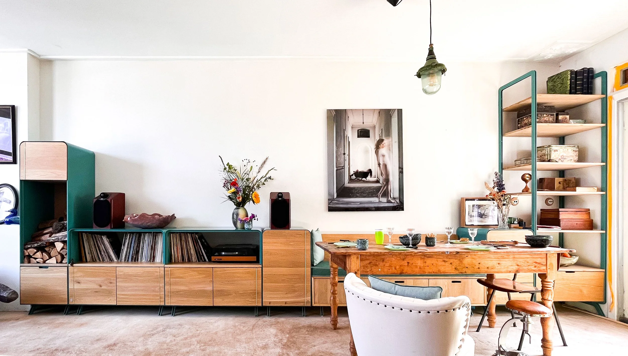 wandkast-op-maat-van-staal-en-hout-verstelbare-planken-stellingkast-in-scandinavisch-design-meubelmaker-omgeving-weesp-amsterdam-almere- stellingkast staal en hout op maat eikenhout metaal planken en deuren 7.jpg