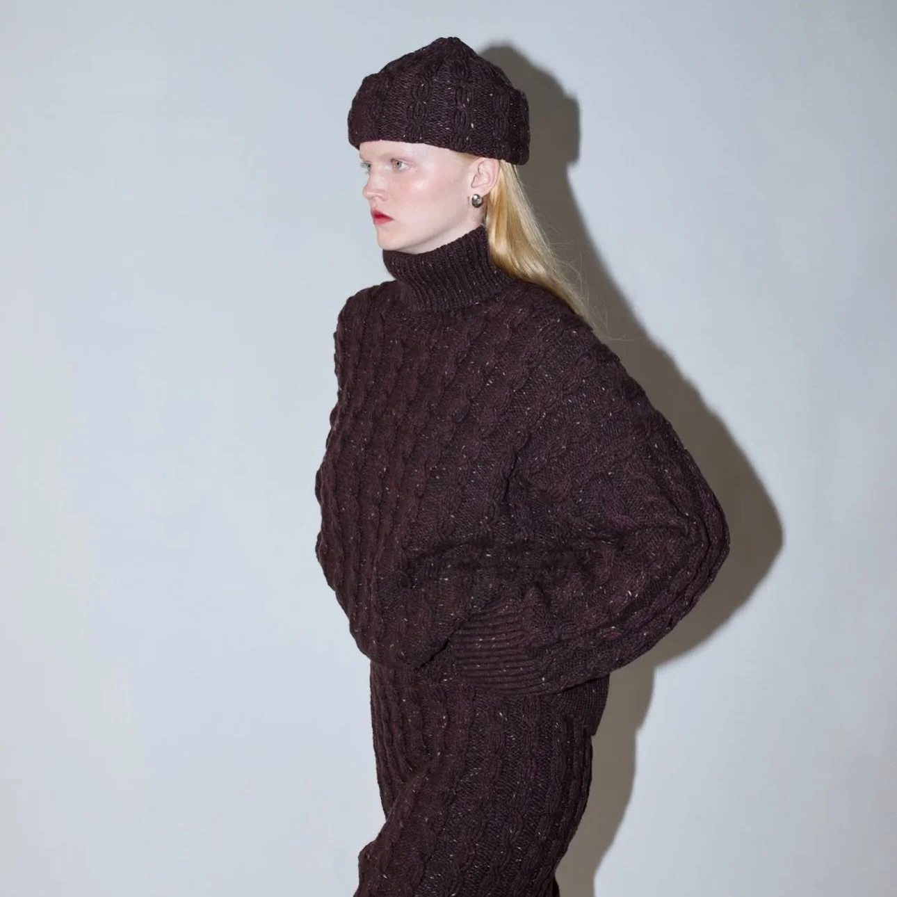 TONDO kollektionen fra @spektakelstrik og @kitcouturecph ❤️
Makeup + h&aring;r: @magdalenalongartistry 
Foto: @mialinneajohansson 

Fuld fokus p&aring; smuk og minimalistisk hud, og bare et touch p&aring; l&aelig;berne. #makeupartist #minimalistiskma