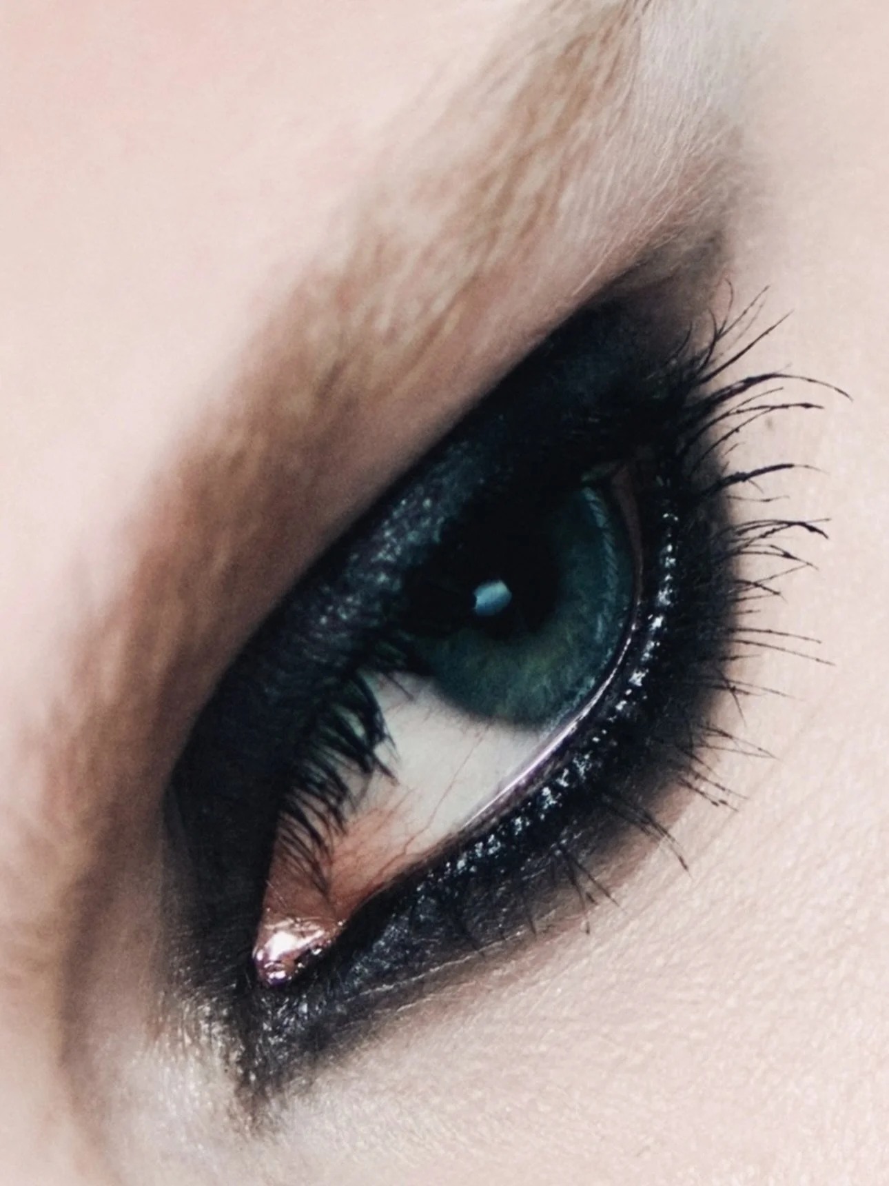 Smokey eyes the @narsissist way.

Fotograf: @studiogabrielron 
Model: @annakarenaxelsen @lemanagement @fannyfoss 
Assistent: @gabbisundell 
Makeup: @magdalenalongartistry 
@scandinaviancosmeticsdk 

#smokeyeyes #&oslash;jenskygge #makeupartist #narsc