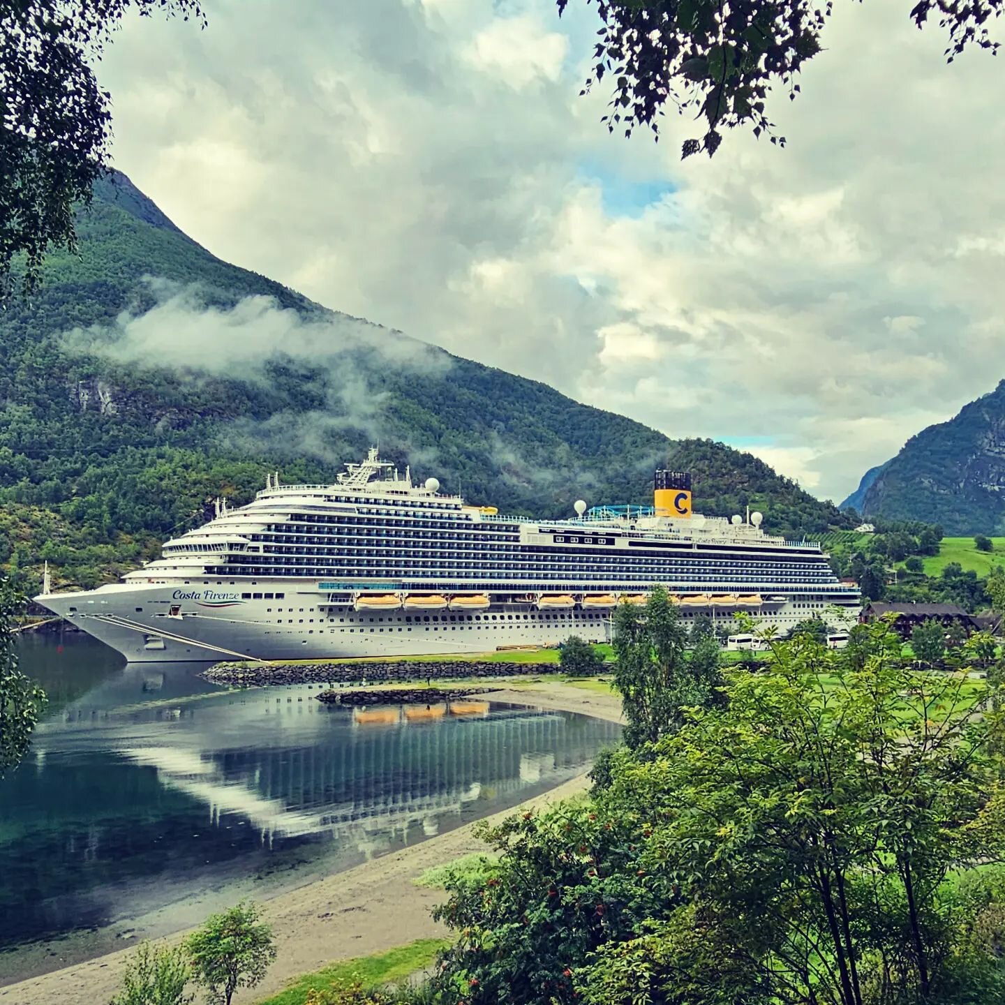 Costa Firenze&hearts;️🇮🇹

Thank you for the picture @mr.andersen.85 

#flamport #flamcruiseport #cruise #cruiseeurope #cruisenorway #fjords #fjord #Norway #Costa #kreuzfahrt #kreuzfahrtschiff #nature #sognefjord #Fl&aring;m