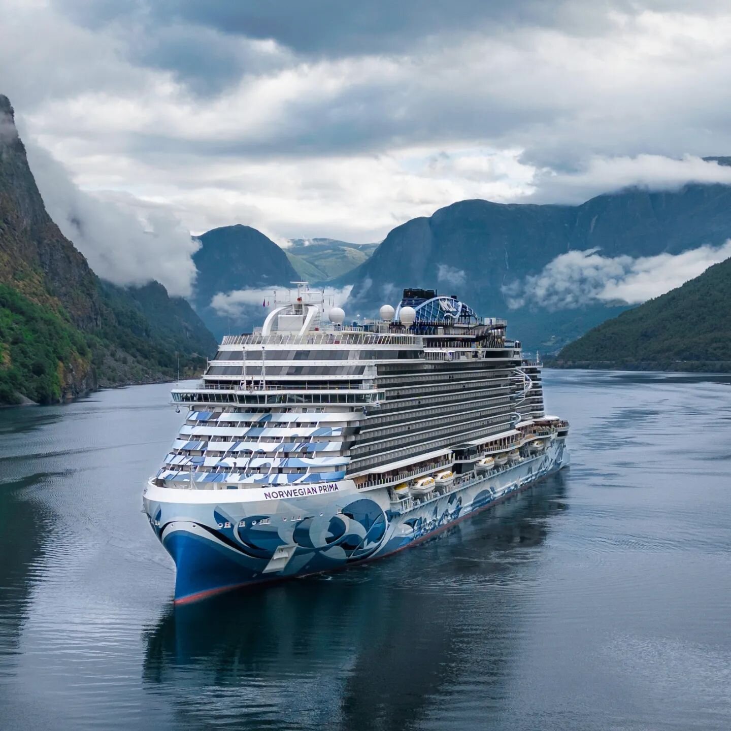 Guess who came on a surprise visit🔝

📷- @martinserlats

#flamport #cruise #norwegiancruiseline #cruiseeurope #cruisenorway #stceurope #wearecruise #fjord #nature #sognefjord #ncl #fog #kreuzfahrt #kreuzfahrtschiff