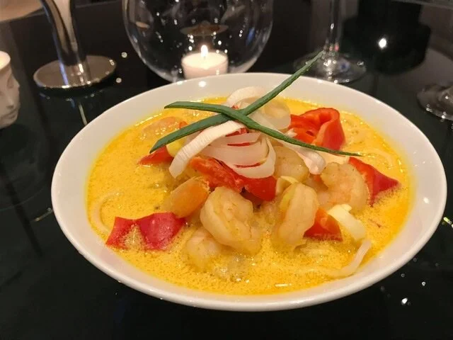 Scampi med gul karri og krabbekjøtt pulver.