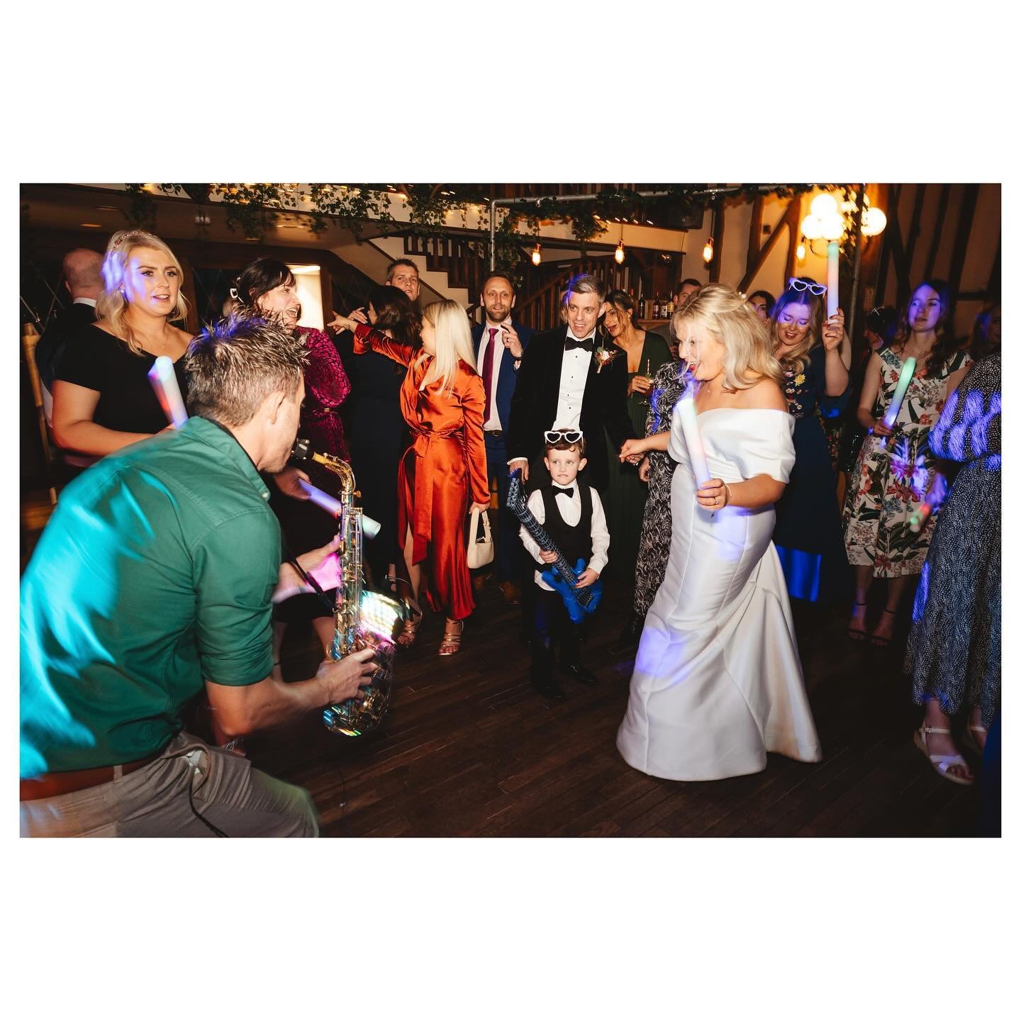 Dance floor ready 😎🎷

&bull;

#berkshireweddingphotographer #rockmywedding #rockmyweddingsupplier #weddingphotographer #alternativeweddingphotographer #destinationweddingphotographer #loveislove #weddingfirstdance #realwedding #rmwsupplier #pageboy