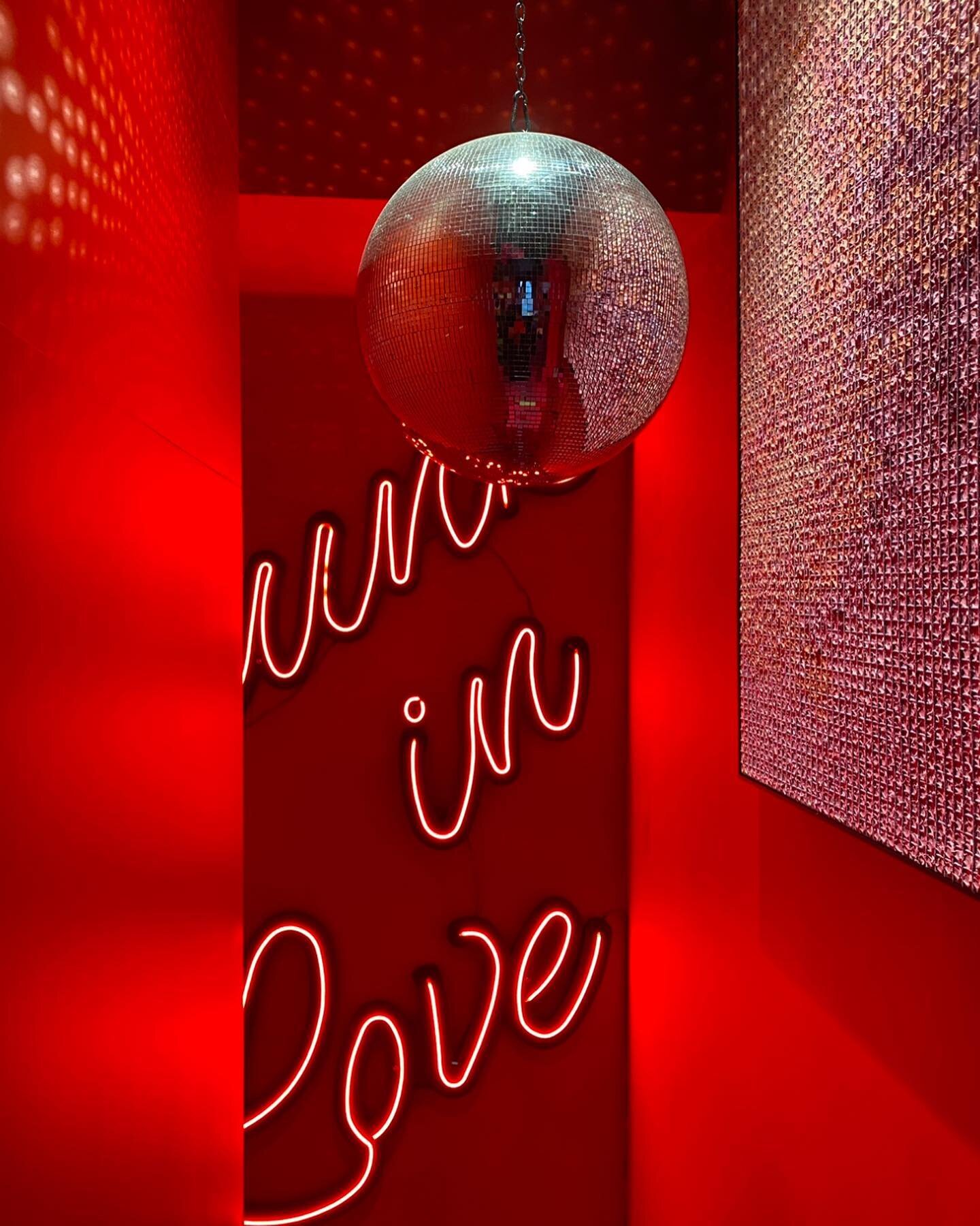 DRUNK IN LOVE ❤️
ROME 
&bull;
&bull;
#MonicaGasperini #romeitaly #monicagasperiniarchitect #monicagasperinidesigner #monicagasperinilovers #drunkinlove #newsnewsnews  #lovelovelove @vincenzodascanio @palazzonainer @museumofillusions_rome @deliuke @mo