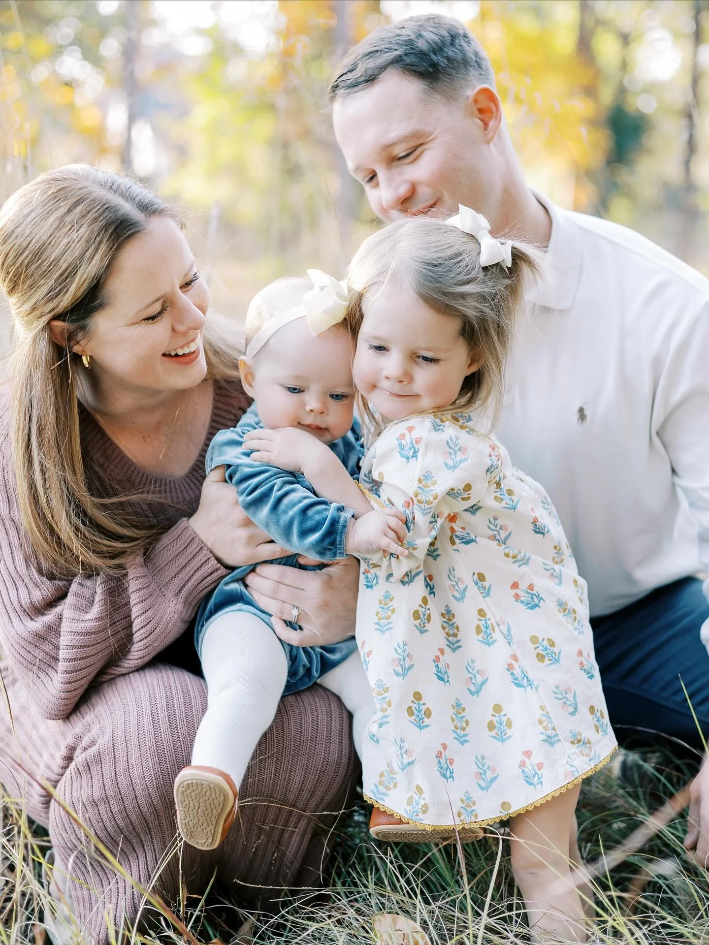 Morning sessions can always be a little chilly this time of year, but gosh are they worth it for this glowy morning light. ☀️ So many precious sessions from this weekend- can&rsquo;t wait to be glued to my computer editing to get them all back to my 