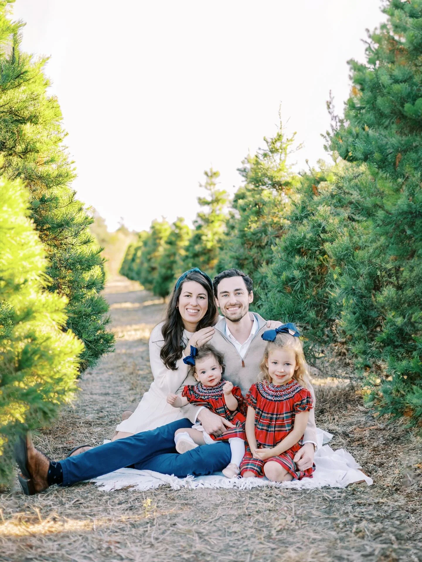 How are we already just one week away from Christmas?! Every year it feels like the season goes so quickly, but especially once you have kids, it just flies by. Soaking in these last 7 days of holiday magic. ✨🎄🎅🏻