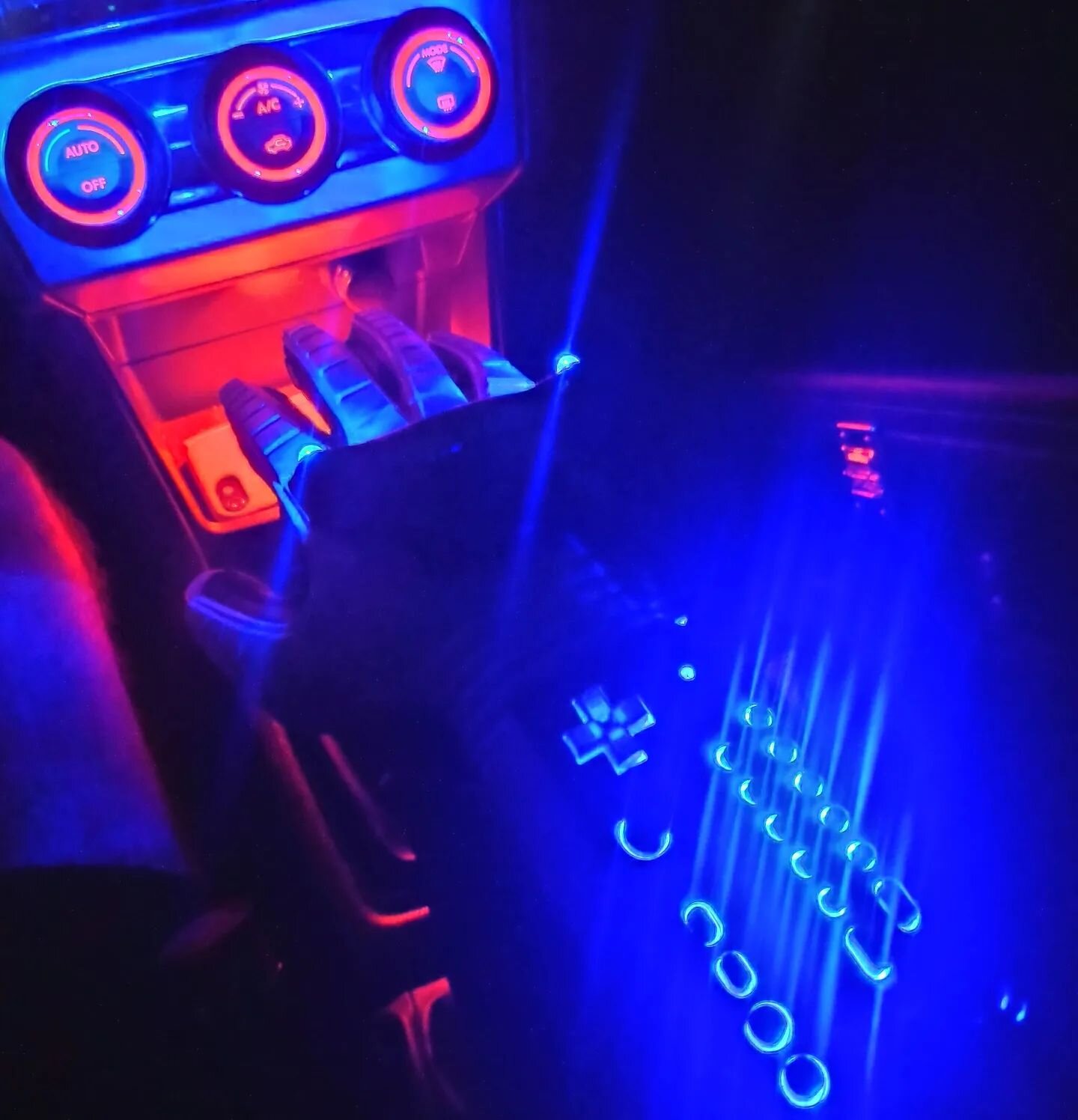 LIMO SCENE is, umm, shifting into hi gear
.
.
.
.
.
.
#powerglove #limosceneband #904 #music #musician #newwave #cassettefuturism #outrun #nes #nintendo #nightdrive #newmusic
