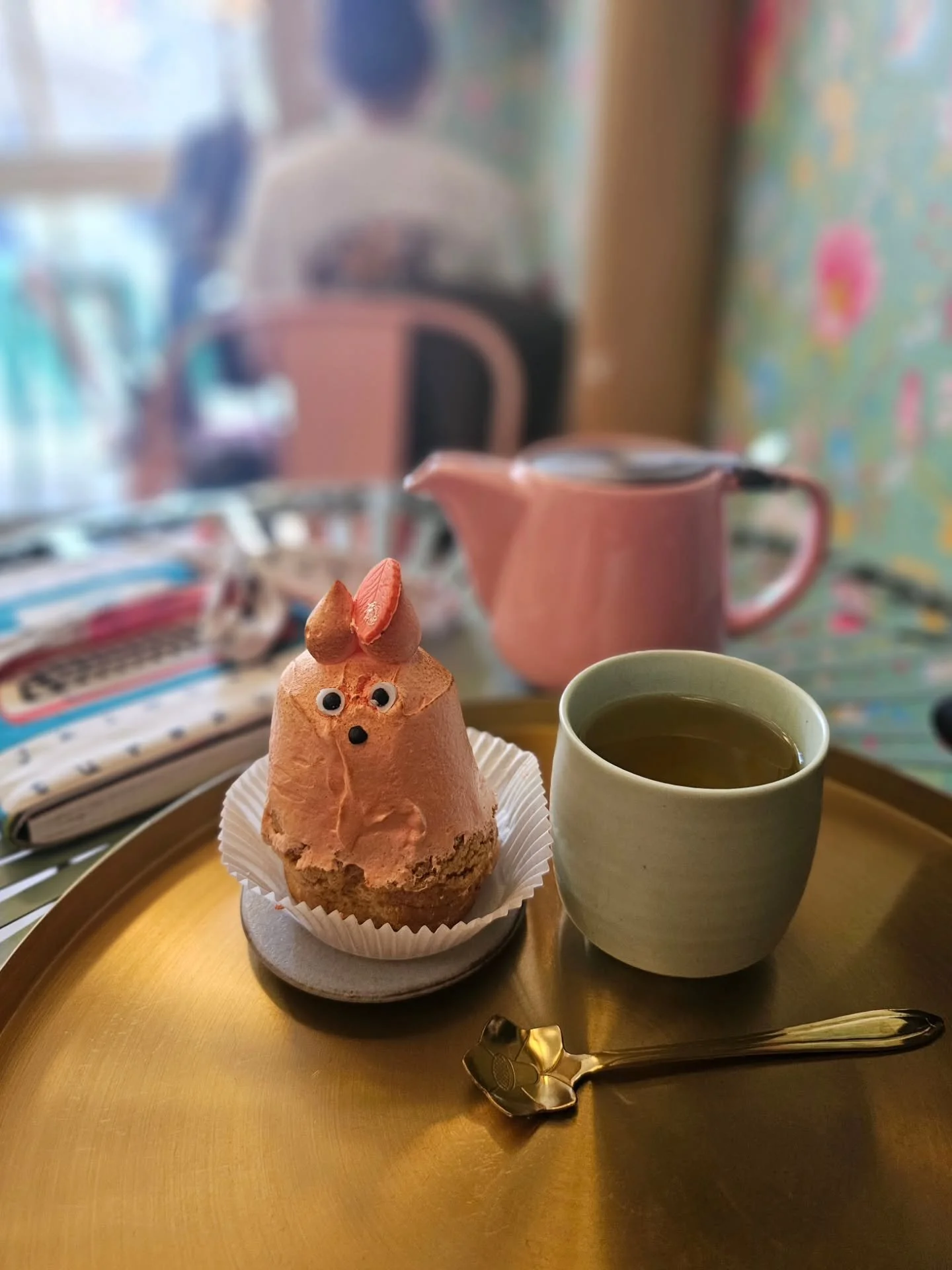 Celebrated this cozy fall day at Le Renard Cafe, the most adorable Ghibli-themed cafe in Paris - thank you for the tip, @lainit 🧡

The totoro patisserie was pumpkin spice flavored. So delicious! I loved being surrounded by Manga and art books, and t